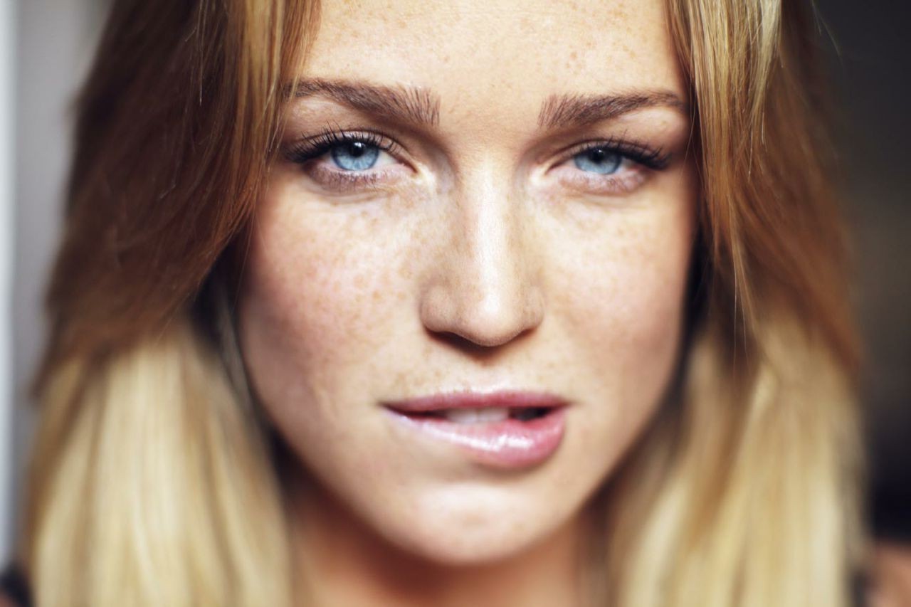 Women, Freckles, Dirty Blonde, Blue Eyes, Biting Lip, - Caity Lotz , HD Wallpaper & Backgrounds