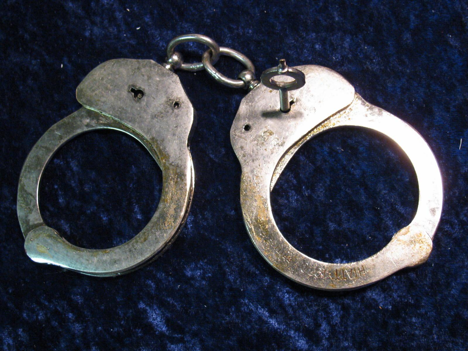 Hiatt 1970 British Made Stainless Steel Police Handcuffs - Earrings , HD Wallpaper & Backgrounds