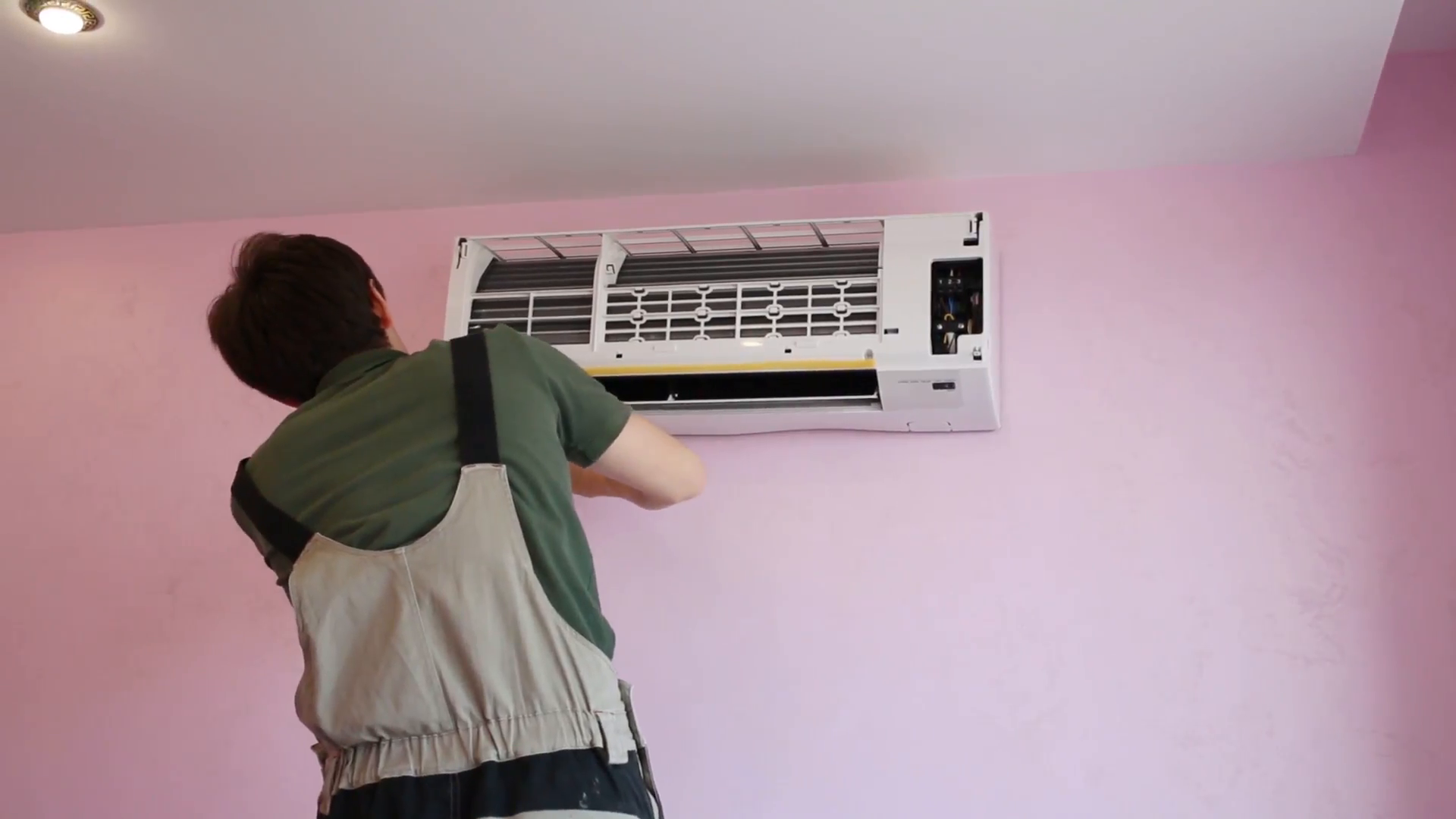 Worker Checks The Air Conditioning In The Room With - Cassette Deck , HD Wallpaper & Backgrounds