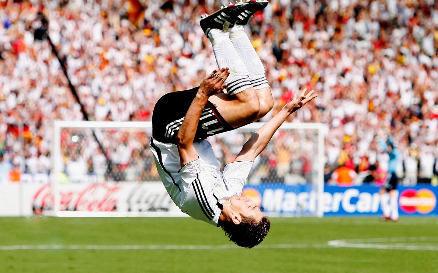 Wallpaper Footballer, Jump, Flip, Match, Sport - Miroslav Klose Wallpaper Hd , HD Wallpaper & Backgrounds