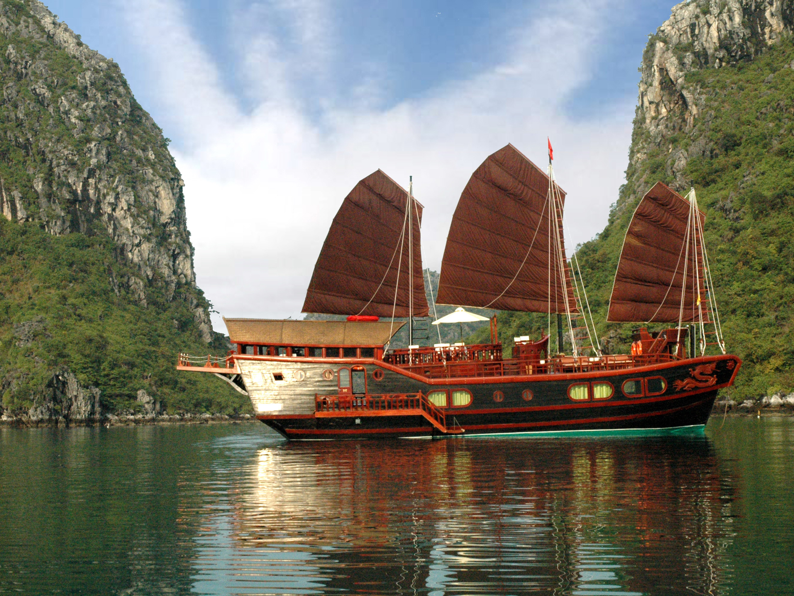 Halong Bay - Ships In Ha Long Bay , HD Wallpaper & Backgrounds