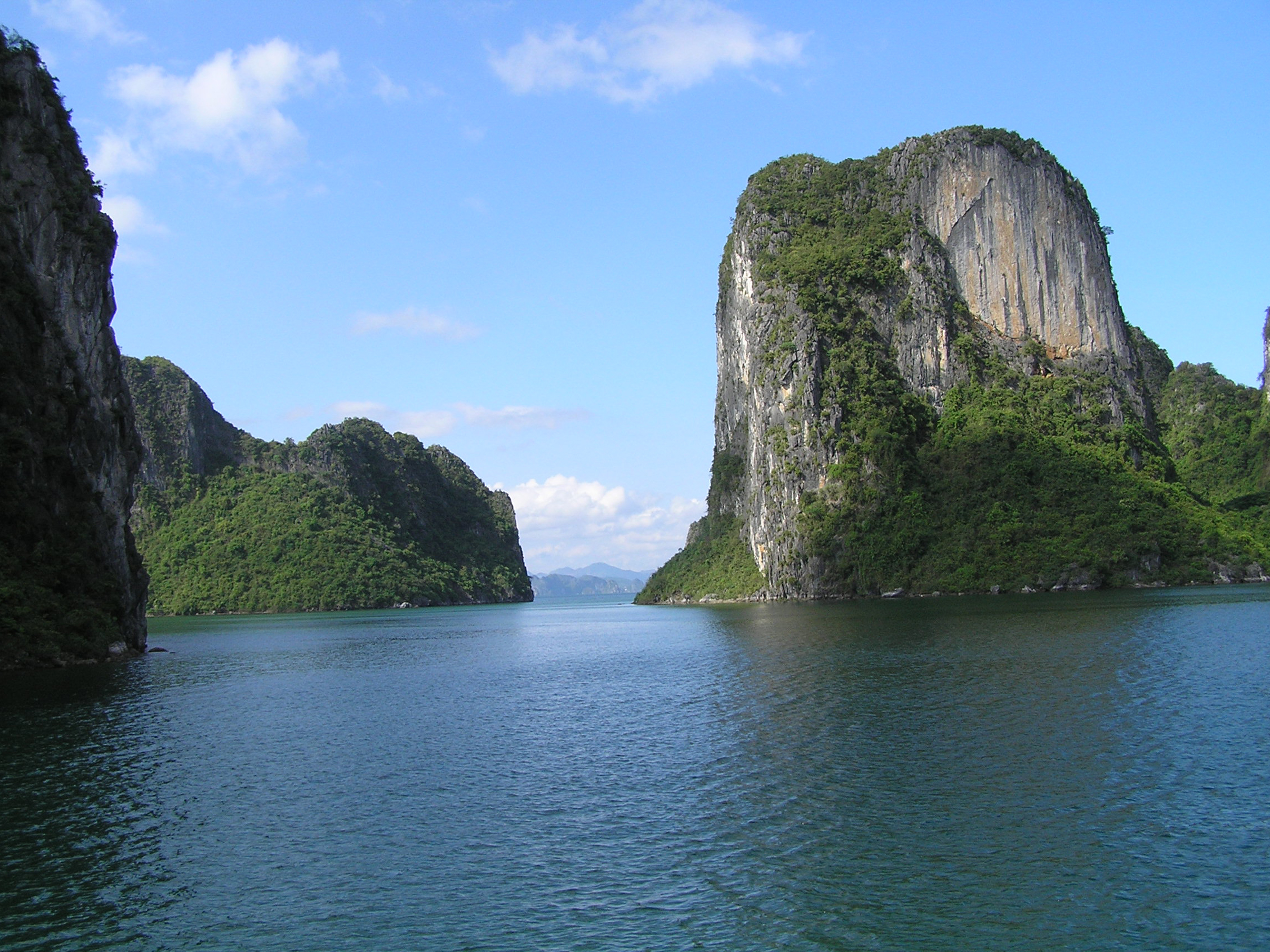 Halong Bay - Ha Long , HD Wallpaper & Backgrounds