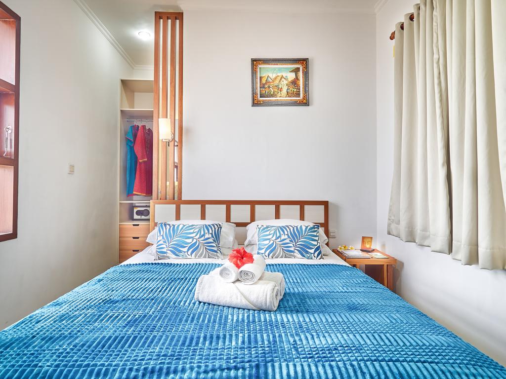 A Bed Or Beds In A Room At Al-isha Dharamshala - Al Isha Kuta 2 * Bali , HD Wallpaper & Backgrounds