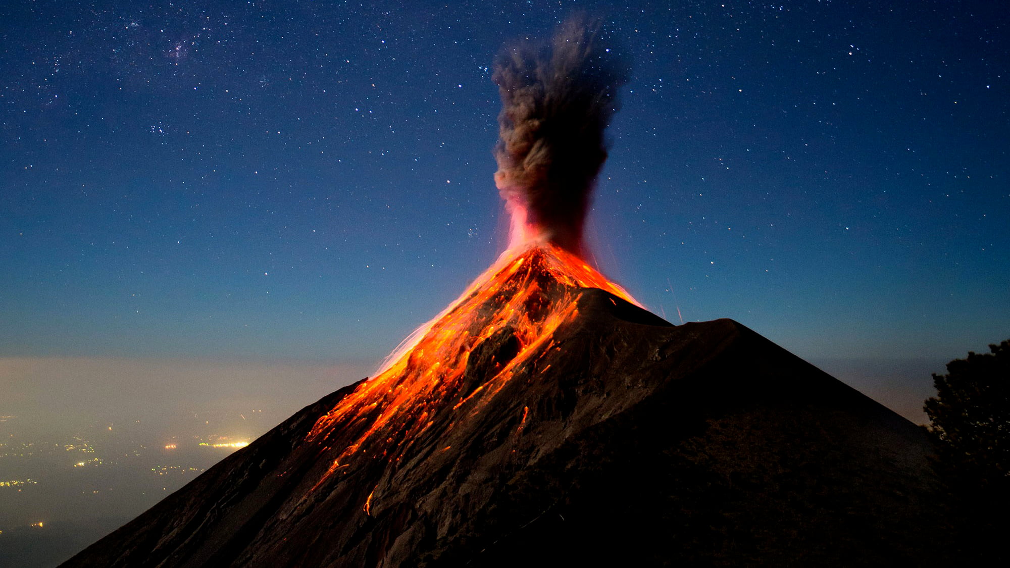 Volcano Illustration, Volcanic Eruption Hd Wallpaper - Volcan De Fuego Guatemala , HD Wallpaper & Backgrounds