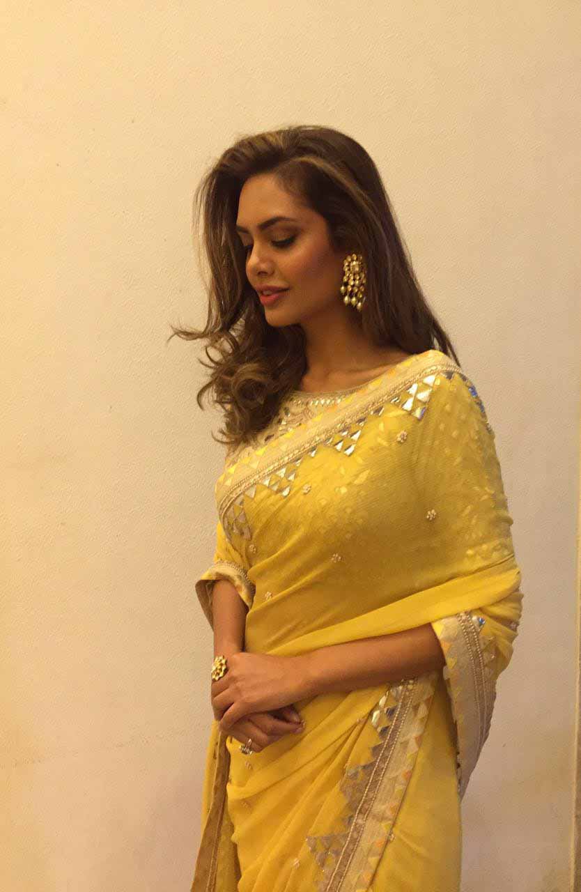 Esha Gupta In Yellow Saree Wallpaper Is 4k Wallpaper - Jewellery To Wear With Saree , HD Wallpaper & Backgrounds