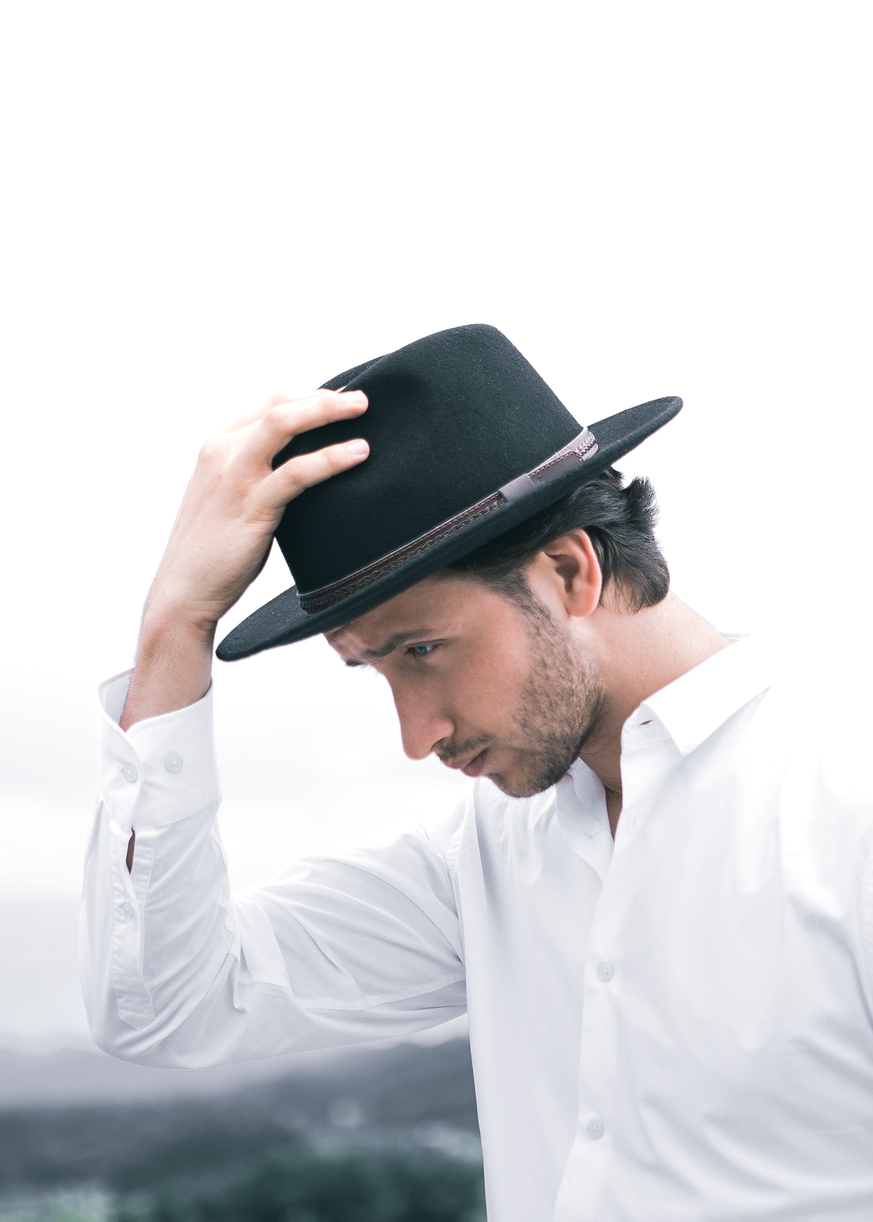 Man Wearing White Dress Shirt Holding Black Hat - Hoeden Mannen , HD Wallpaper & Backgrounds