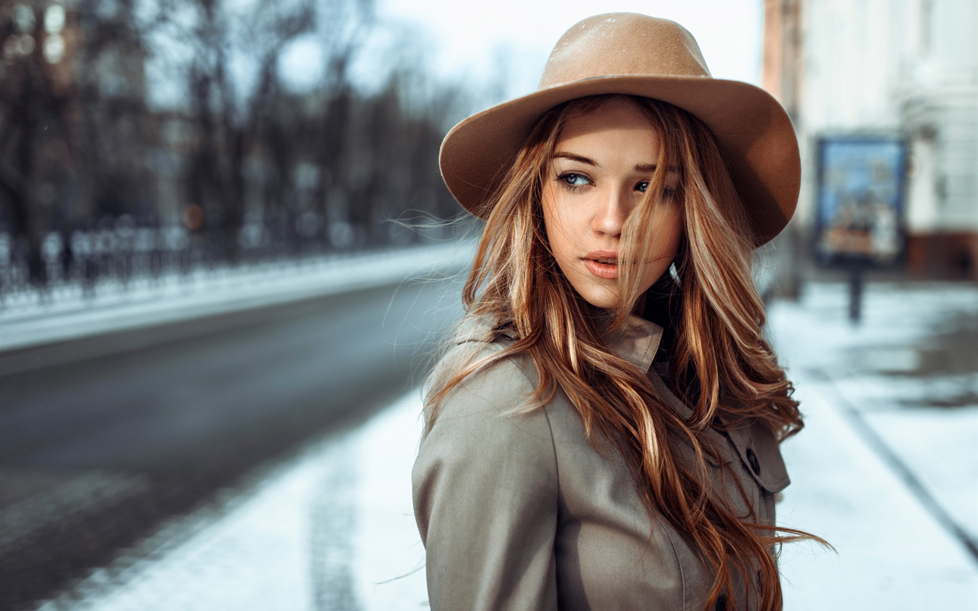 Brown Hair Girl, Wind, Hat, City Wallpaper - Girl With Brown Hat , HD Wallpaper & Backgrounds