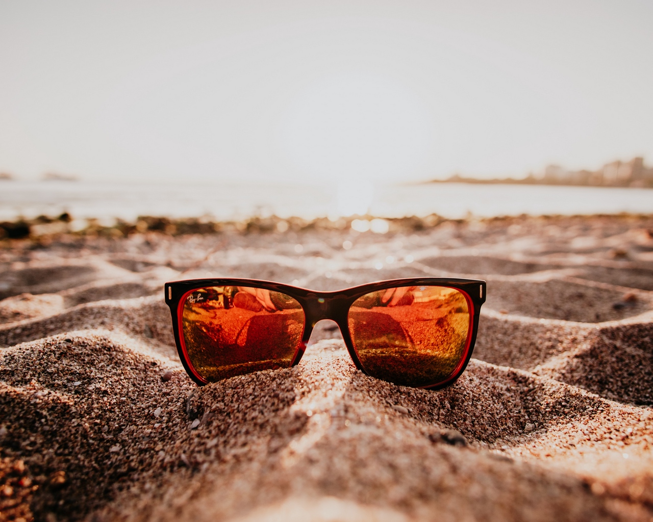 Wallpaper Sunglasses, Sand, Reflection, Glitter, Close-up - Sunglasses Background Hd , HD Wallpaper & Backgrounds