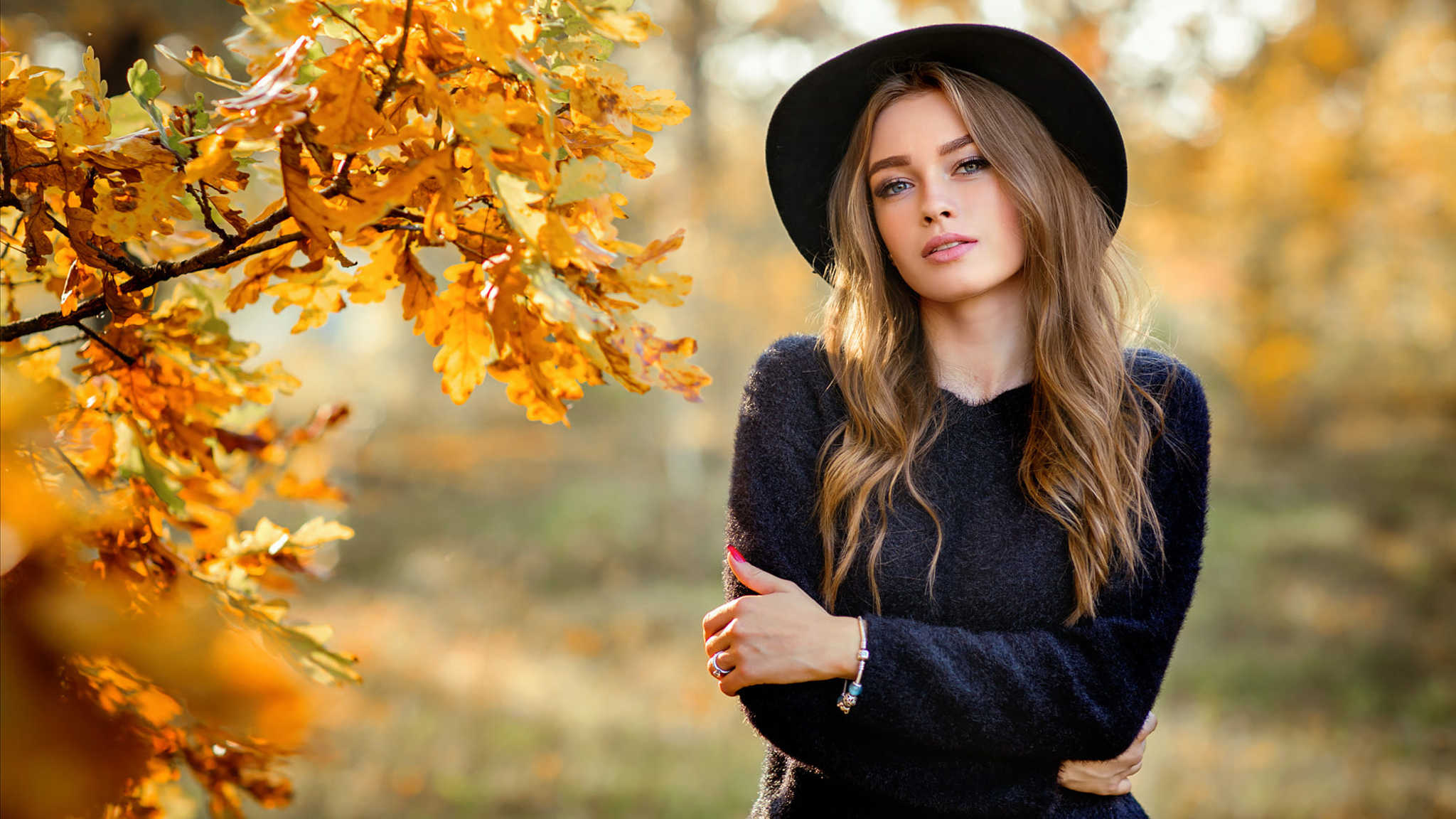 Women Outdoors Wearing Black Hat 4v - Girl Face Autumn Leaf , HD Wallpaper & Backgrounds