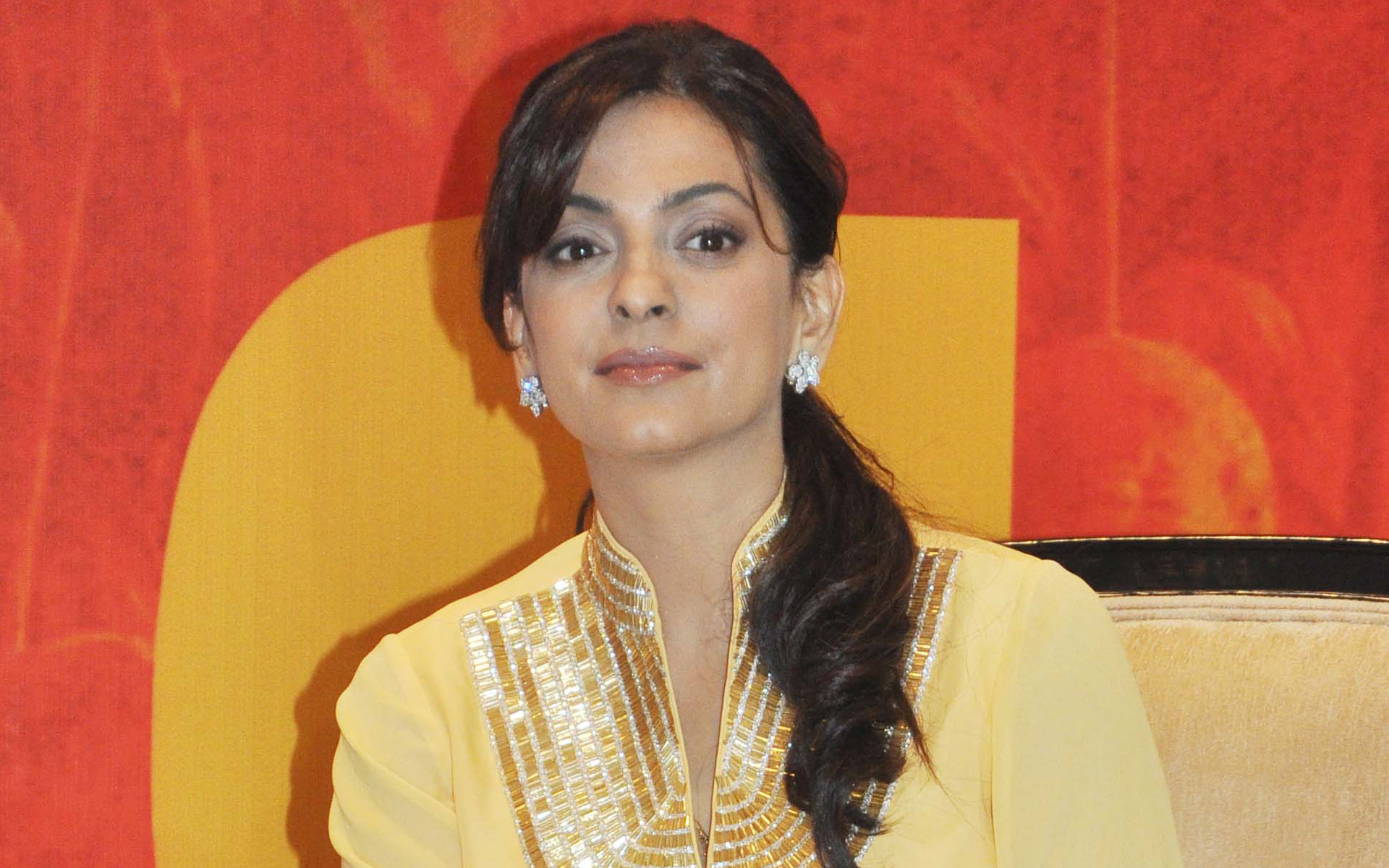 Juhi Chawla Bollywood Actress Wallpapers And Backgrounds - Lady , HD Wallpaper & Backgrounds