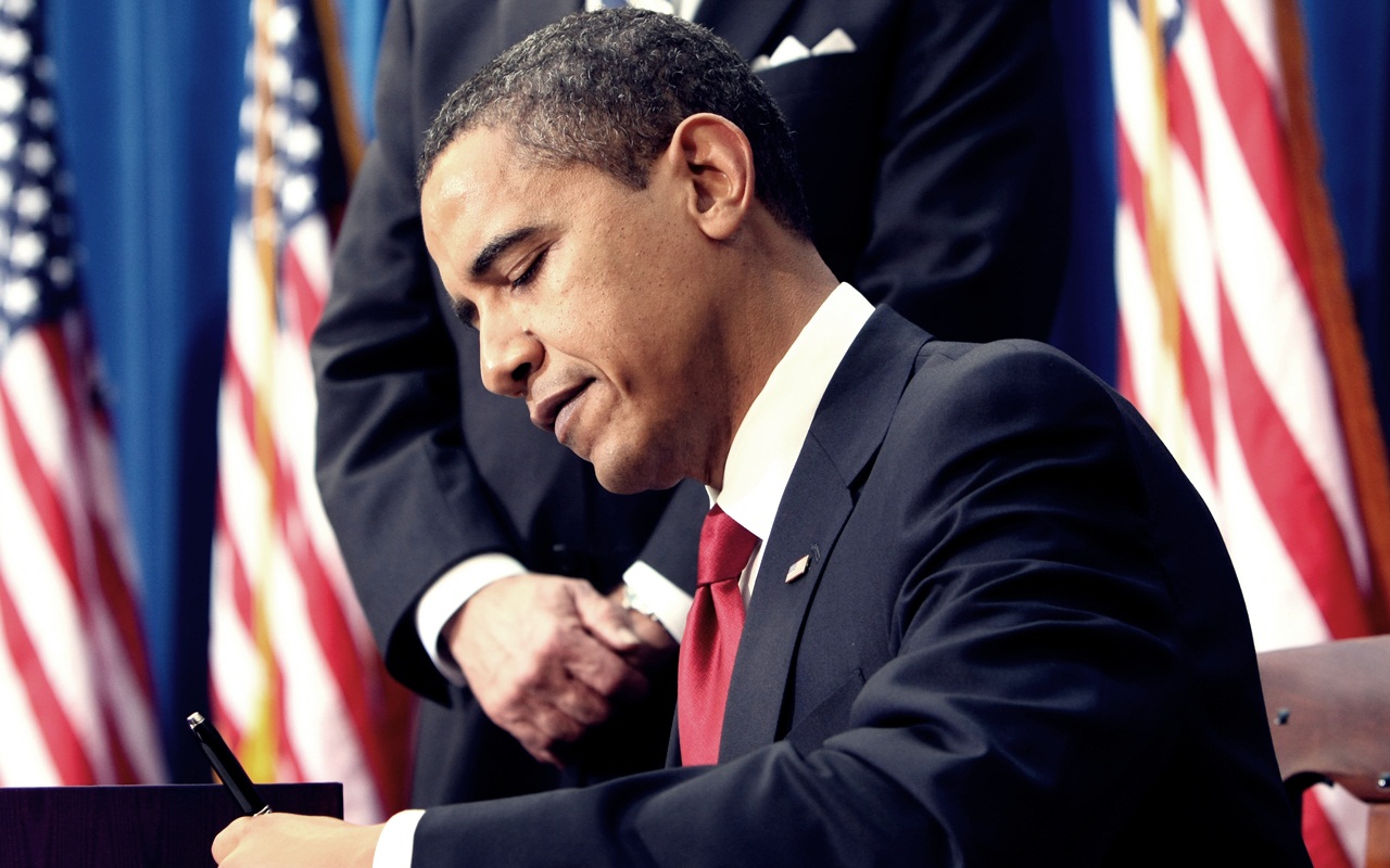Barack Obama Fondo De Pantalla Containing A Business - Obama Signing A Bill , HD Wallpaper & Backgrounds