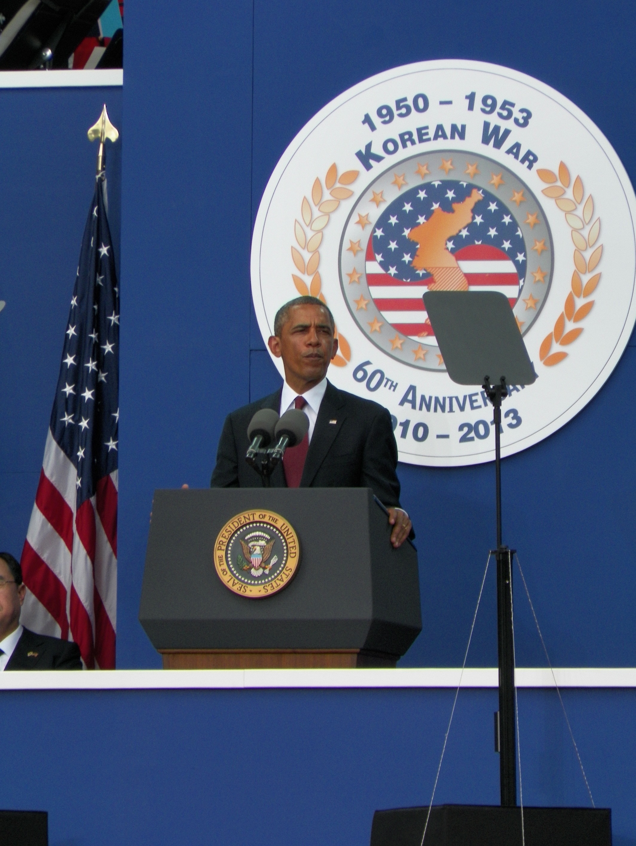 Barack Obama Beside Speech Table - Barack Obama , HD Wallpaper & Backgrounds