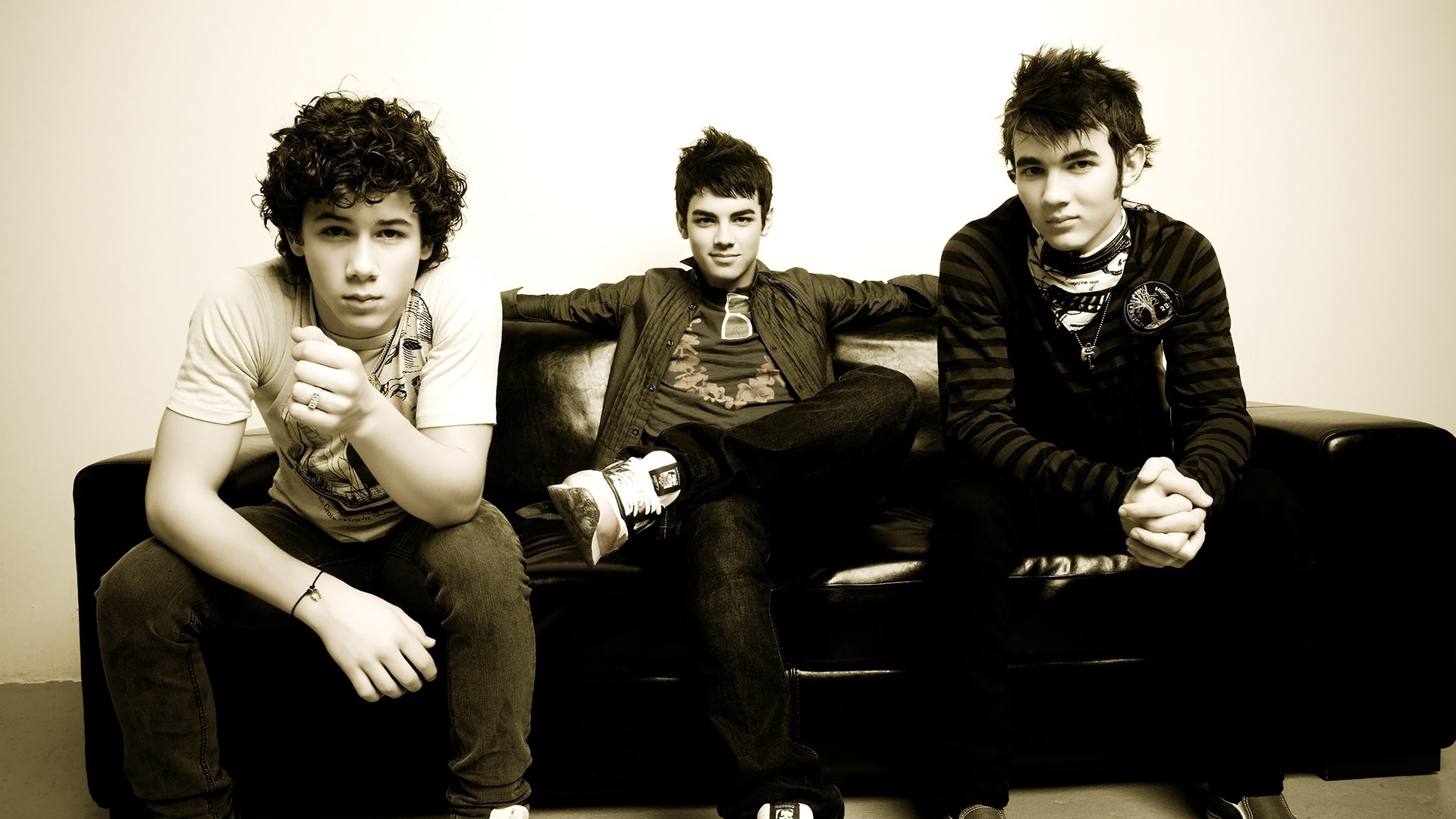 Jonas Brothers, Sofa, Shoes - Jonas Brothers On Couch , HD Wallpaper & Backgrounds