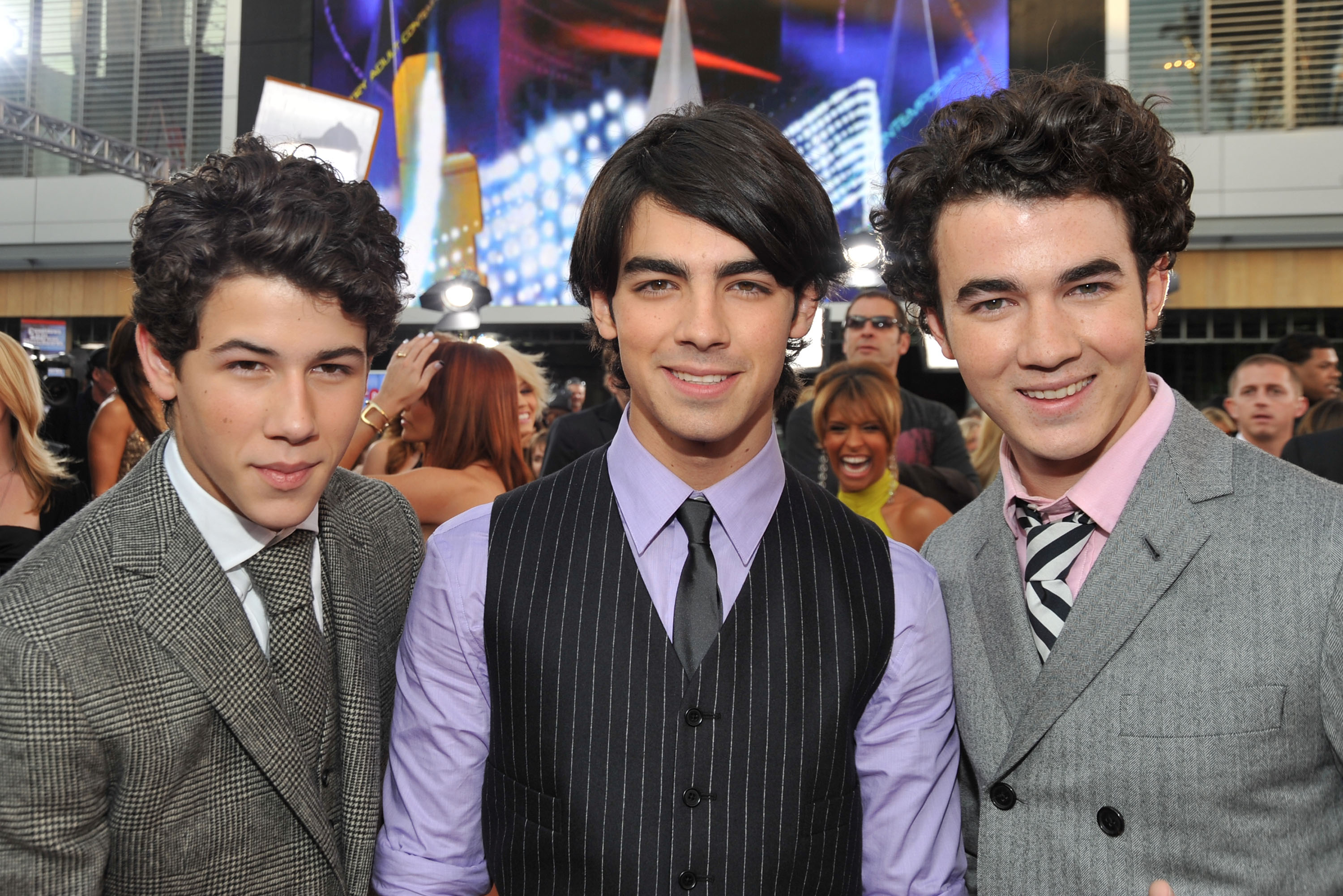 Jonas brothers песни. Братья Джонас. Группа Jonas brothers. Jonas brothers 2005. Братья Джонас молодые.