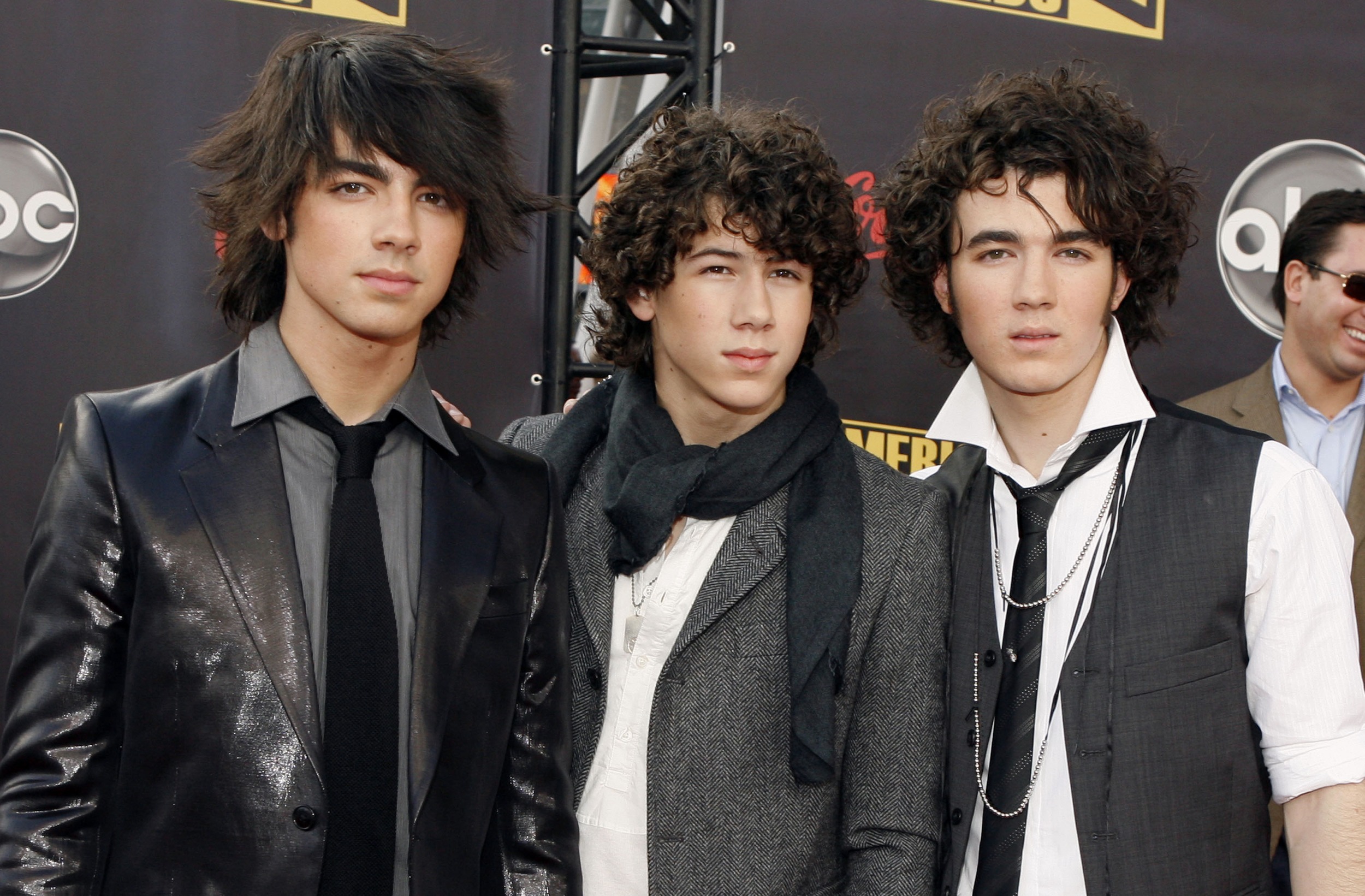 Joe Jonas Likes It Rough - Jonas Brother Now And Then , HD Wallpaper & Backgrounds