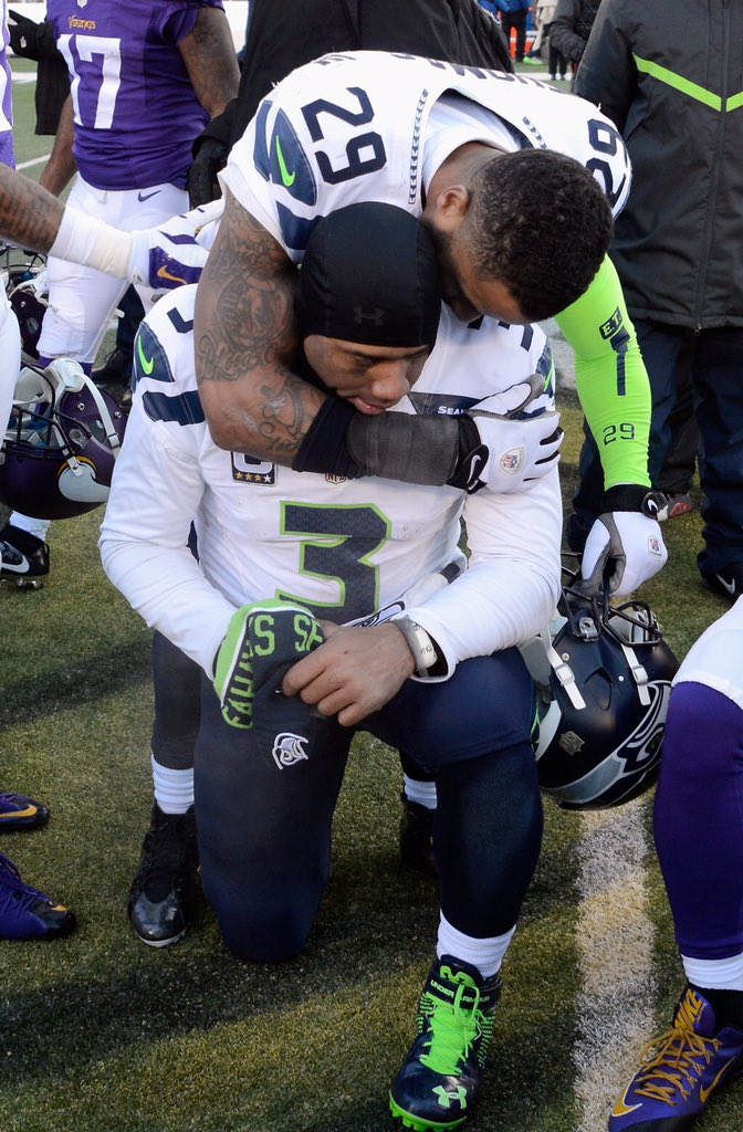 Earl Thomas Hugs Russell Wilson Sports Seattle Seahawks - Russell Wilson And Earl Thomas , HD Wallpaper & Backgrounds