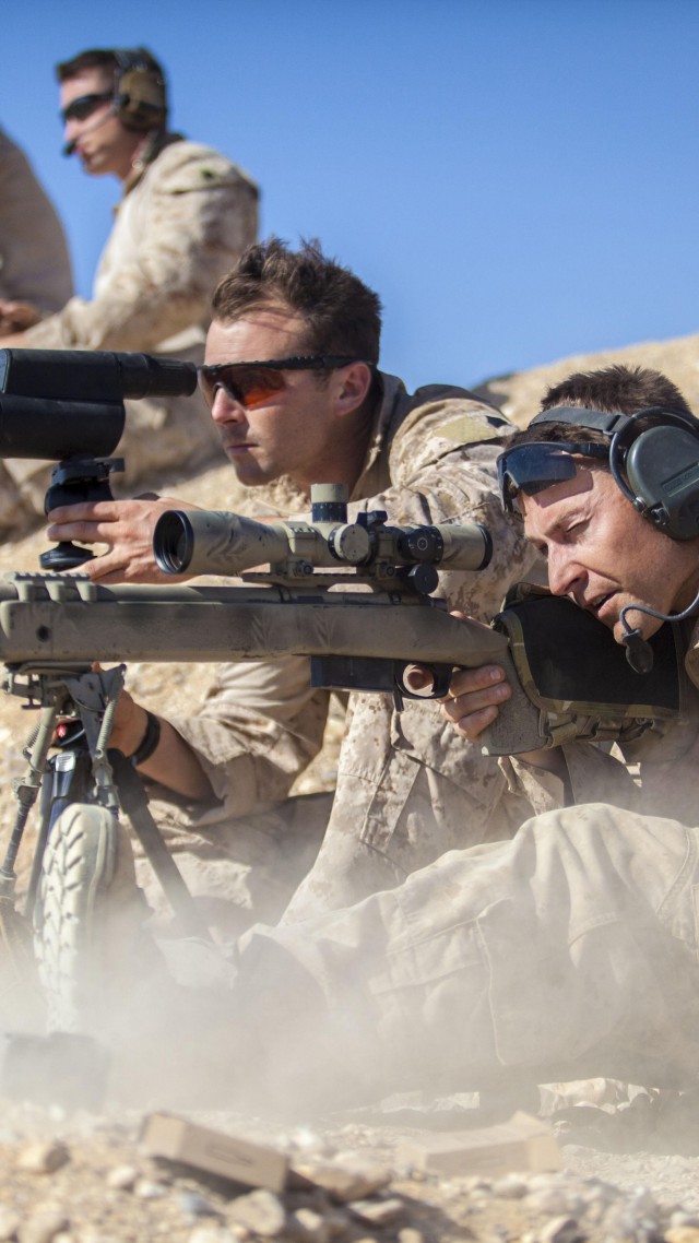Firing Chris Kyle, Sniper, Sniper Rifle, Biography, - American Sniper Bradley Cooper Rifle , HD Wallpaper & Backgrounds