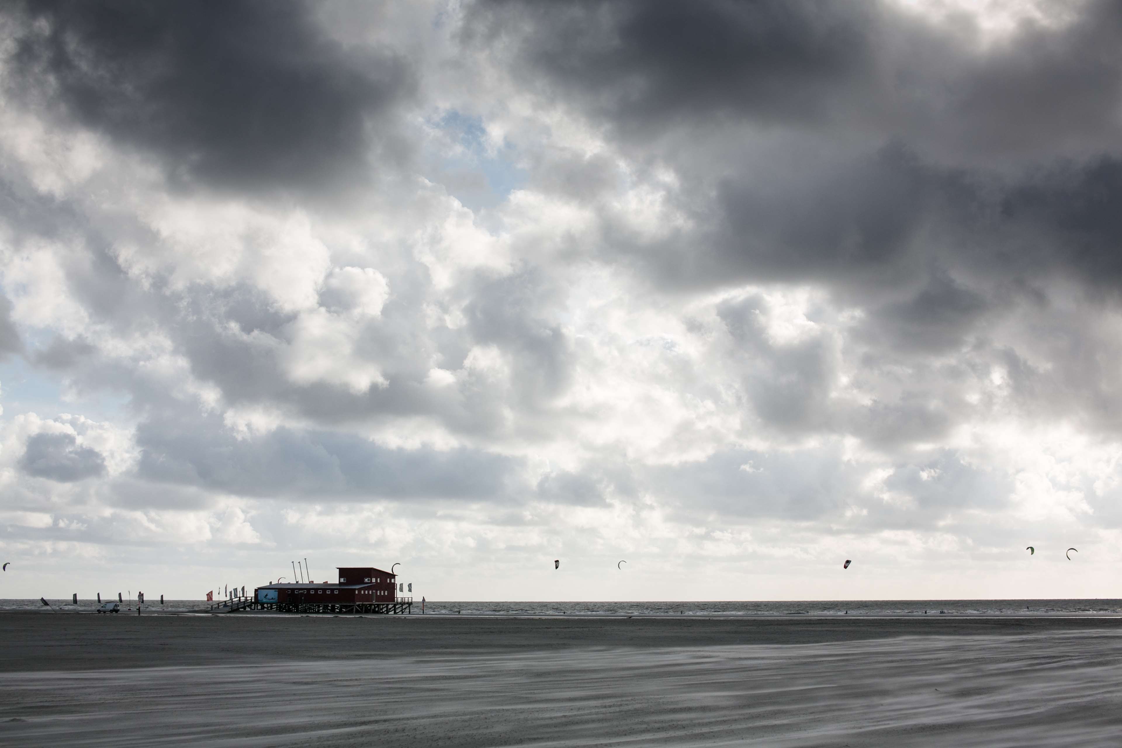 Drachen, Meer, Nordsee, Pfahlhtte, Strand, Wolken 4k - Sea , HD Wallpaper & Backgrounds