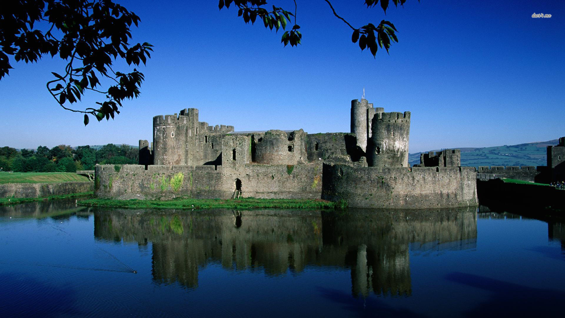 Caerphilly Castle, Wales Wallpaper - Western Europe Medieval Castles , HD Wallpaper & Backgrounds