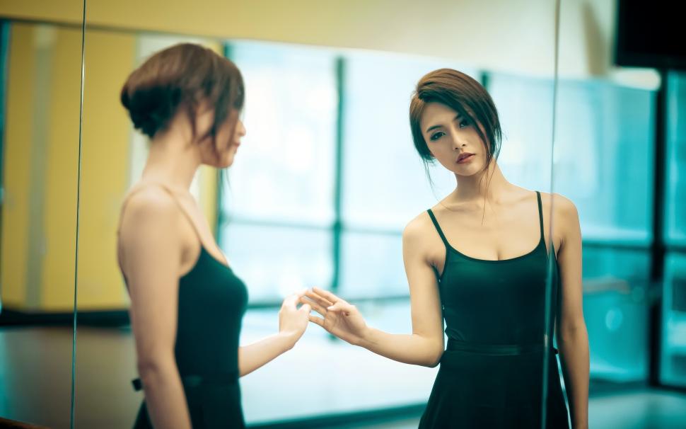 Asian Girl, Short Hair, Green Skirt Wallpaper - Mirror With Beautiful Girl , HD Wallpaper & Backgrounds