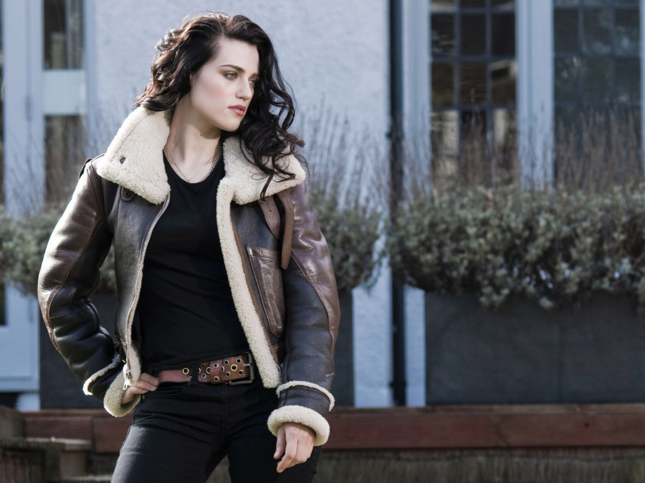 Wallpaper Celebrity, Leather Jacket, Katie Mcgrath - Katie Mcgrath Merlin , HD Wallpaper & Backgrounds