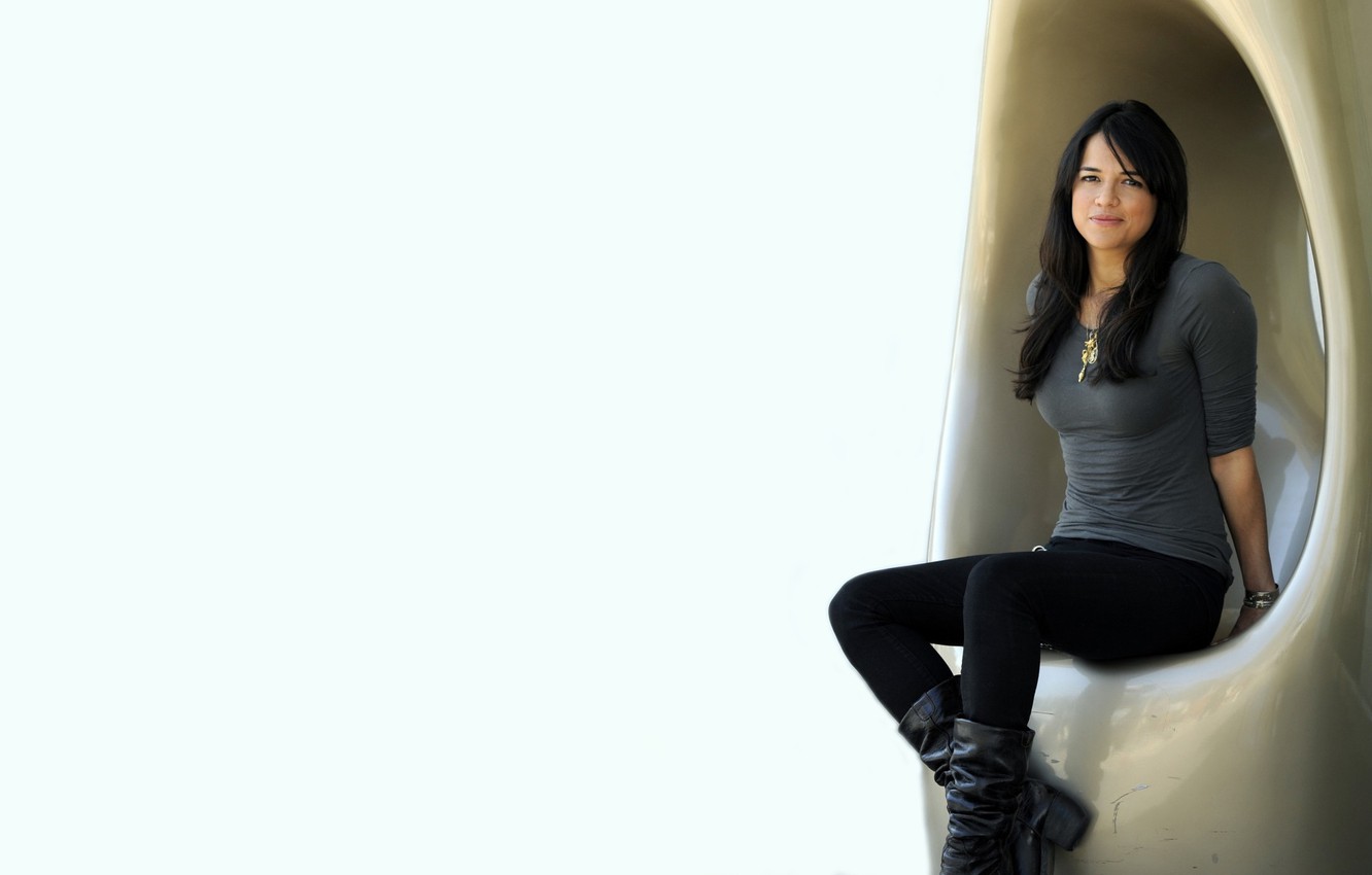 Photo Wallpaper Jeans, Boots, Sitting, Michelle Rodriguez, - Hd Girl Jens T Shirt , HD Wallpaper & Backgrounds