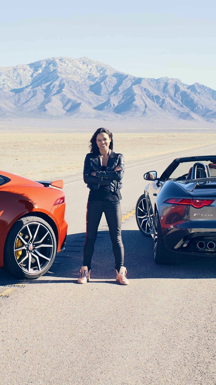 Michelle Rodriguez With Jaguar Sports Car - Jaguar F Type Michelle Rodriguez , HD Wallpaper & Backgrounds