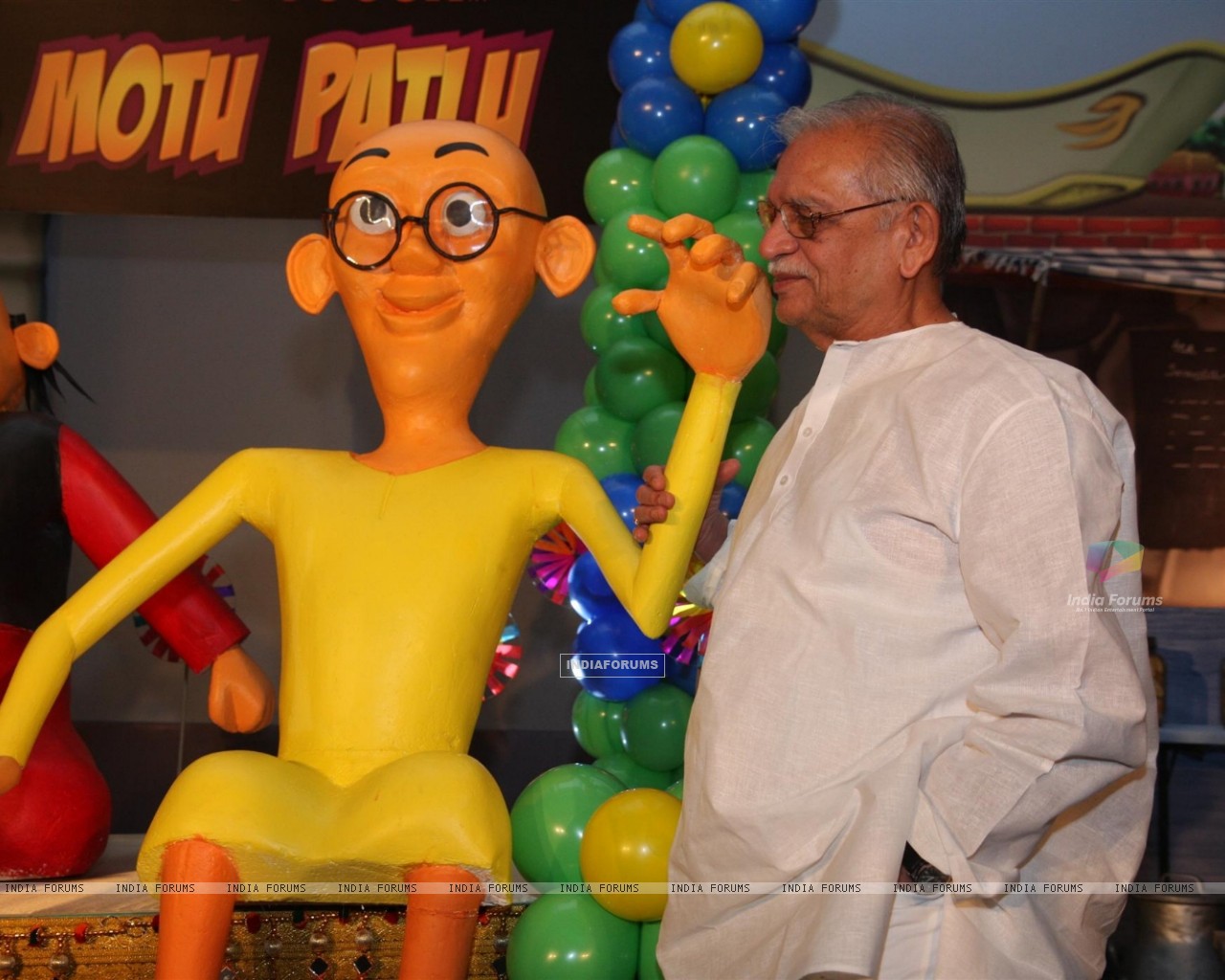 Gulzar And Ketan Mehta At The Launch Of The New Nickelodeon - Balloon , HD Wallpaper & Backgrounds