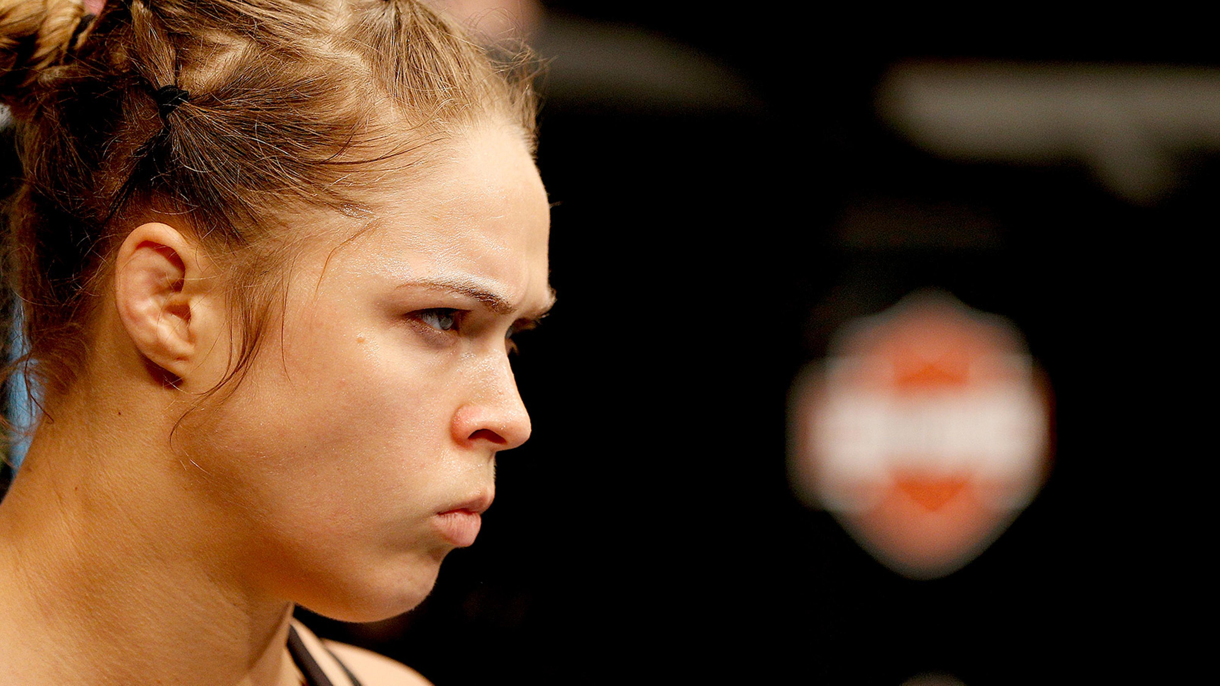 Mixed Martial Artist, Ronda Rousey Wallpaper And Background - Ronda Rousey Ufc Hair , HD Wallpaper & Backgrounds