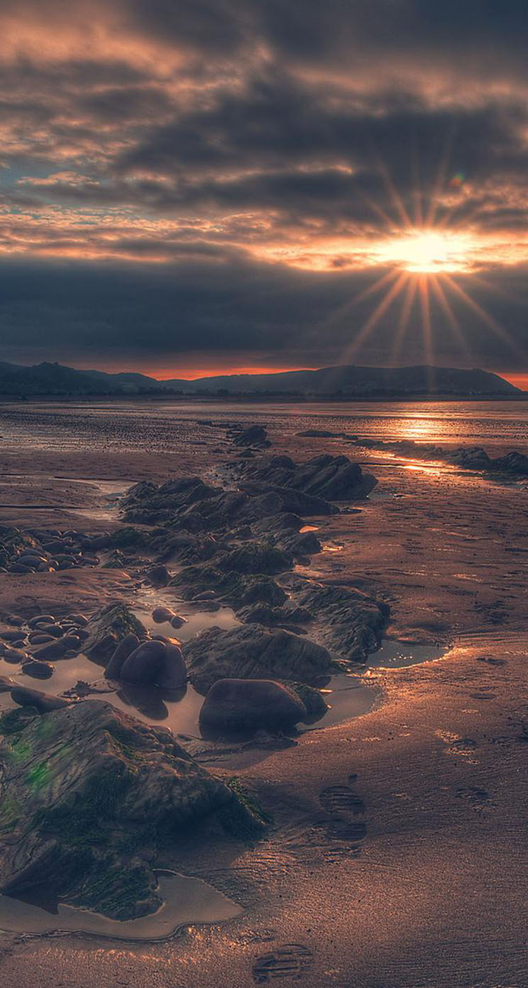 Magnificent Sunset On A Rocky Beach - Il Faut Vivre Ses Rêves Et Non Rêver Sa Vie , HD Wallpaper & Backgrounds