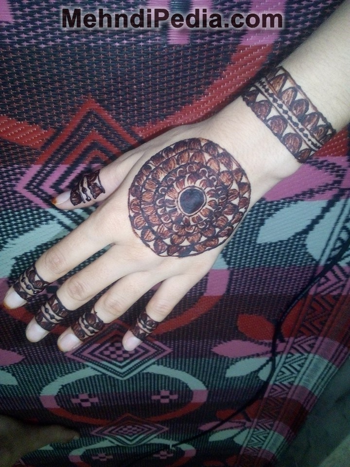 Centrally Placed Circular Henna Design For Back And - Motif , HD Wallpaper & Backgrounds