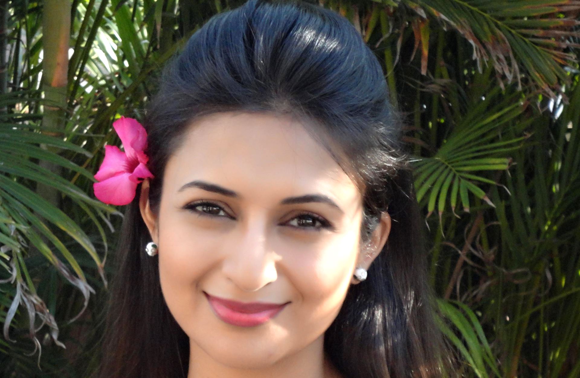Divyanka Tripathi Sweet Smiling Face Hd Wallpaper - Divyanka Tripathi In Hot Sexy , HD Wallpaper & Backgrounds