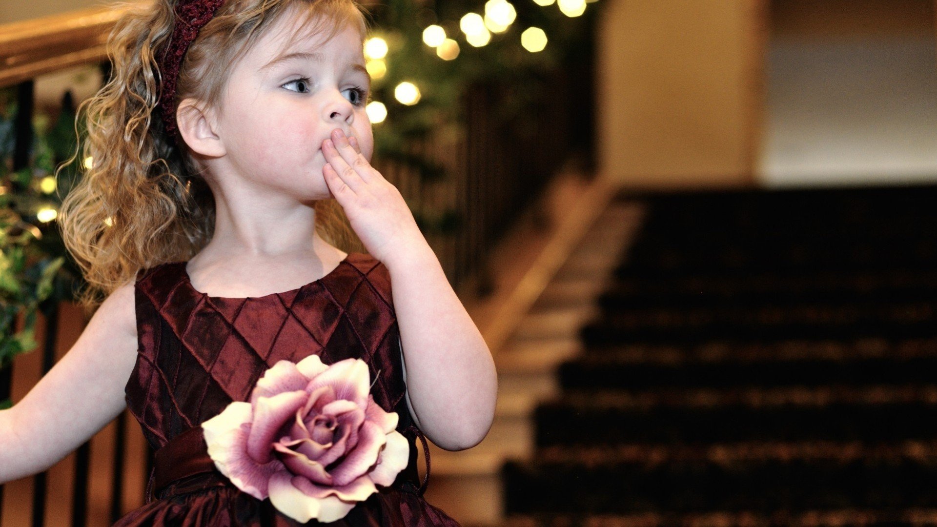 Rose Flower Girl Children Curls Dress Kiss Stairs - Rose Children , HD Wallpaper & Backgrounds