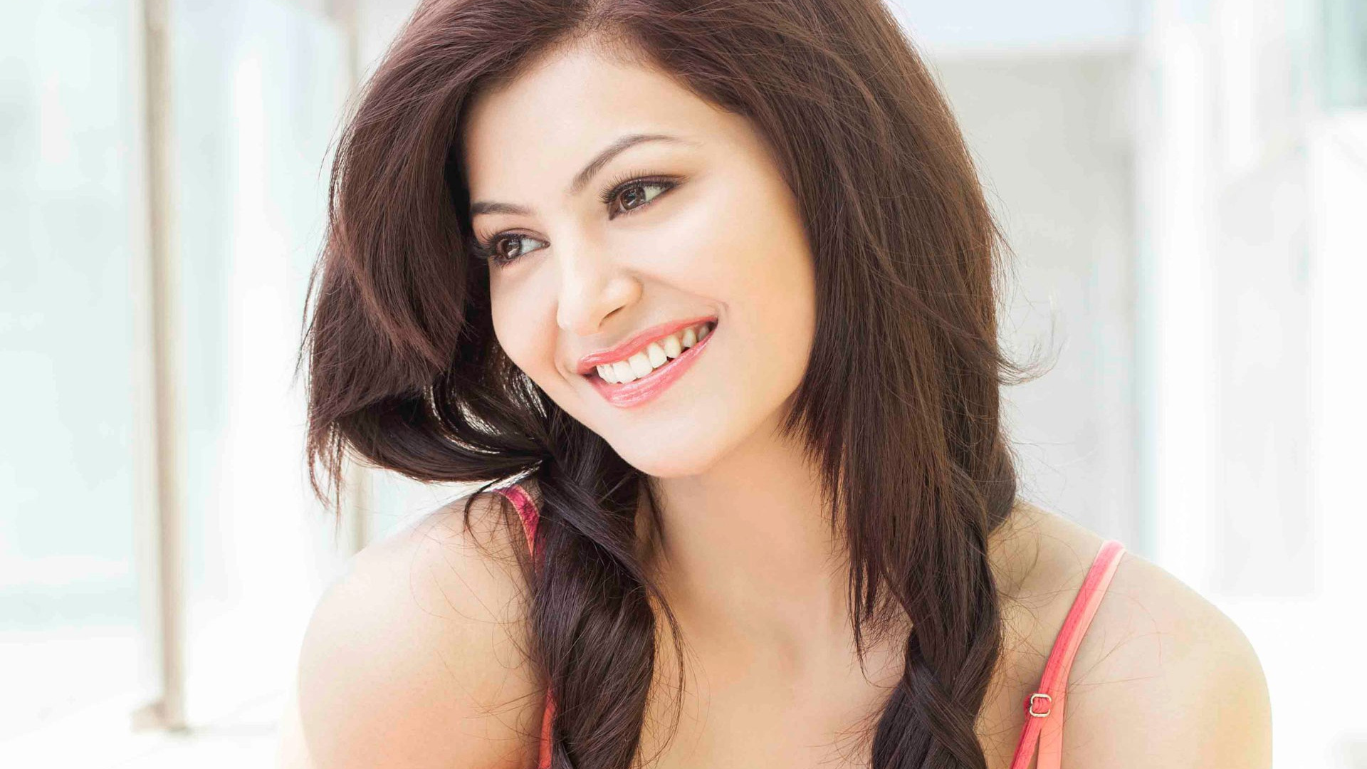 Wallpaper Urvashi Rautela, Bollywood, Actress, Smile, - Full Hd Urvashi Rautela Hd , HD Wallpaper & Backgrounds