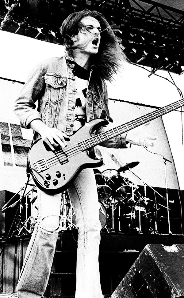 Cliff Burton Images Cliff Hd Wallpaper And Background - Cliff Burton Wallpaper Iphone , HD Wallpaper & Backgrounds