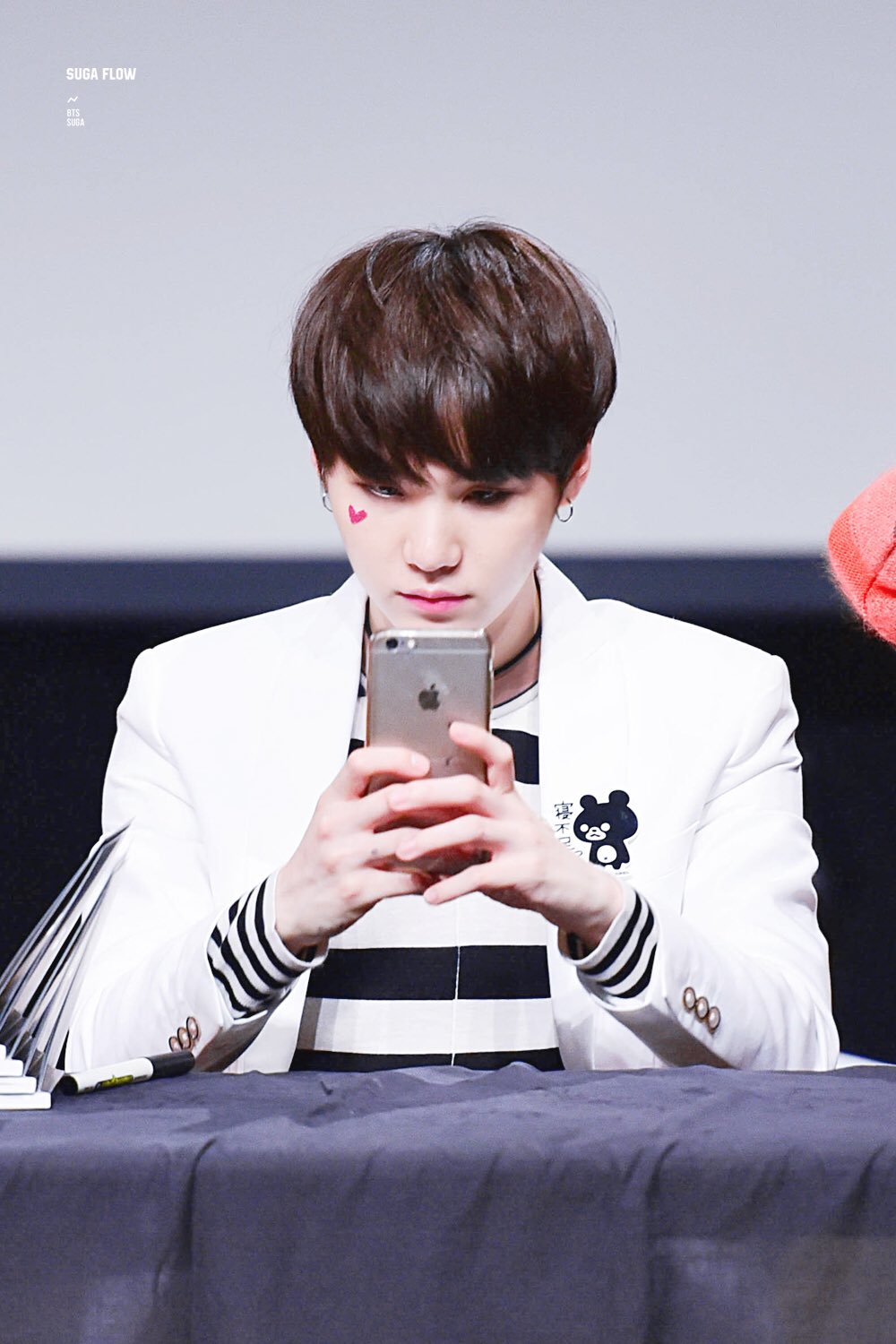 K-pop, Bangtan Boys, Suga, Phone, Suit, Android - 161016 Yoongi , HD Wallpaper & Backgrounds