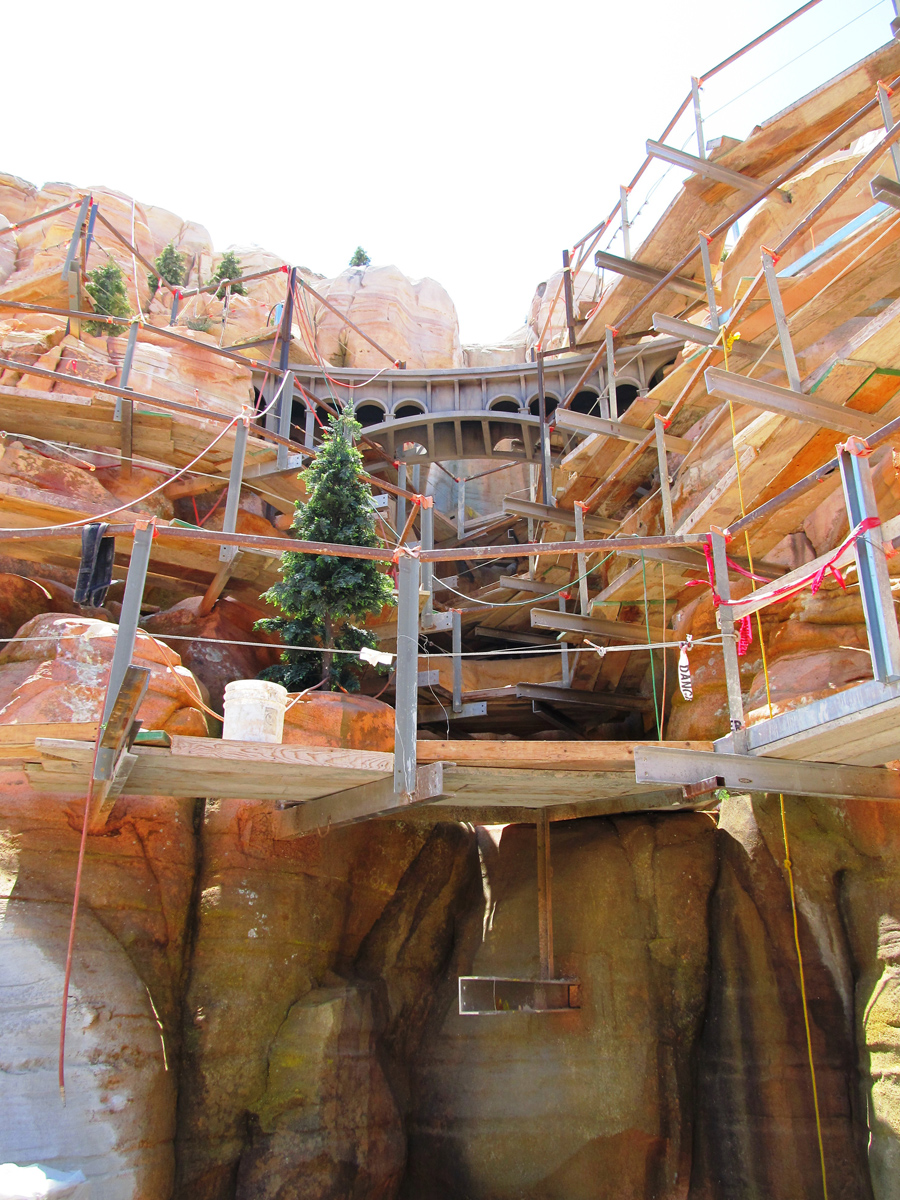 Behind The Wall - Cars Land Behind The Scenes , HD Wallpaper & Backgrounds