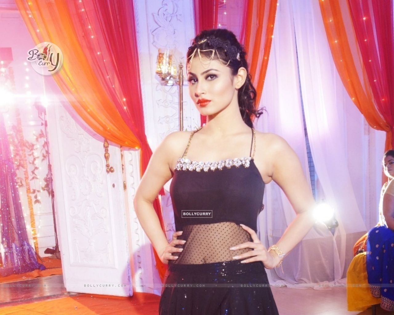 Mouni Roy In Sarojini Size - Krystle Dsouza New Look , HD Wallpaper & Backgrounds