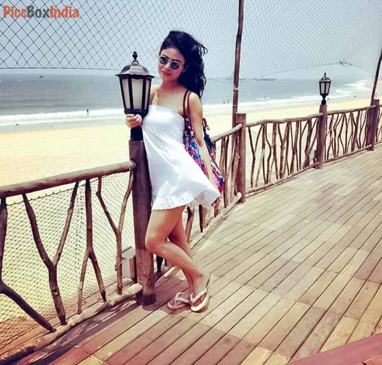 Here Are The Best Photos And Wallpapers Of Mouni Roy - Sexy Dress For Goa , HD Wallpaper & Backgrounds