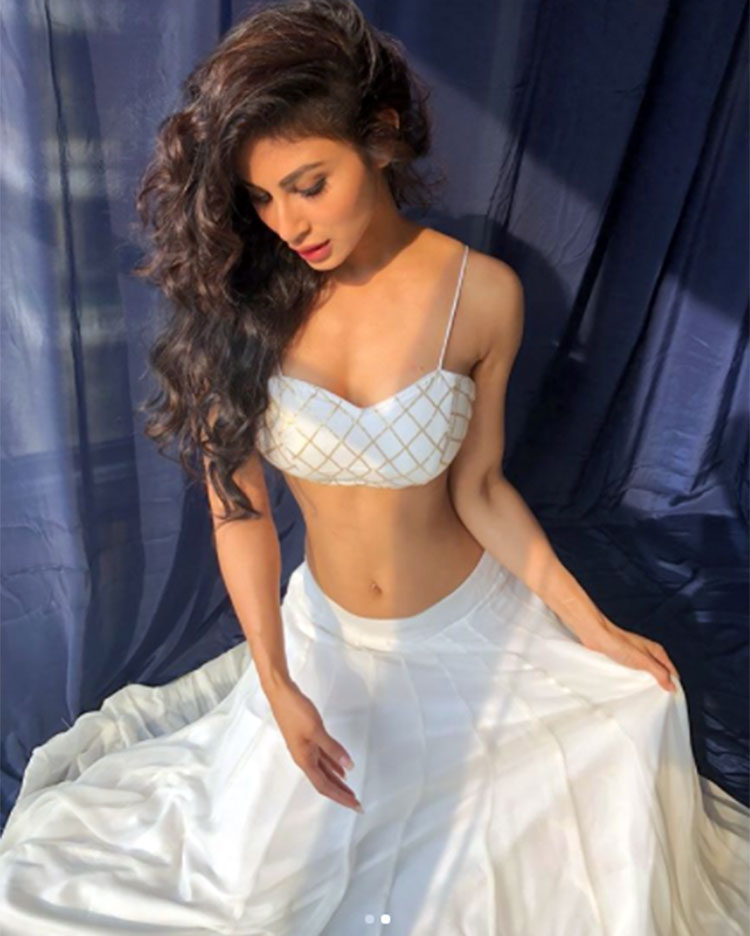Mouni Roy Hot And Sexy Photos - Mouni Roy All Hot , HD Wallpaper & Backgrounds