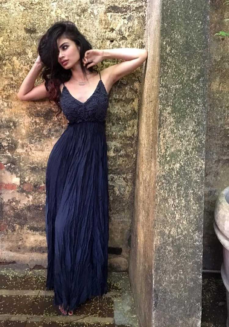 Mouni Roy Hot Sexy Dress , HD Wallpaper & Backgrounds
