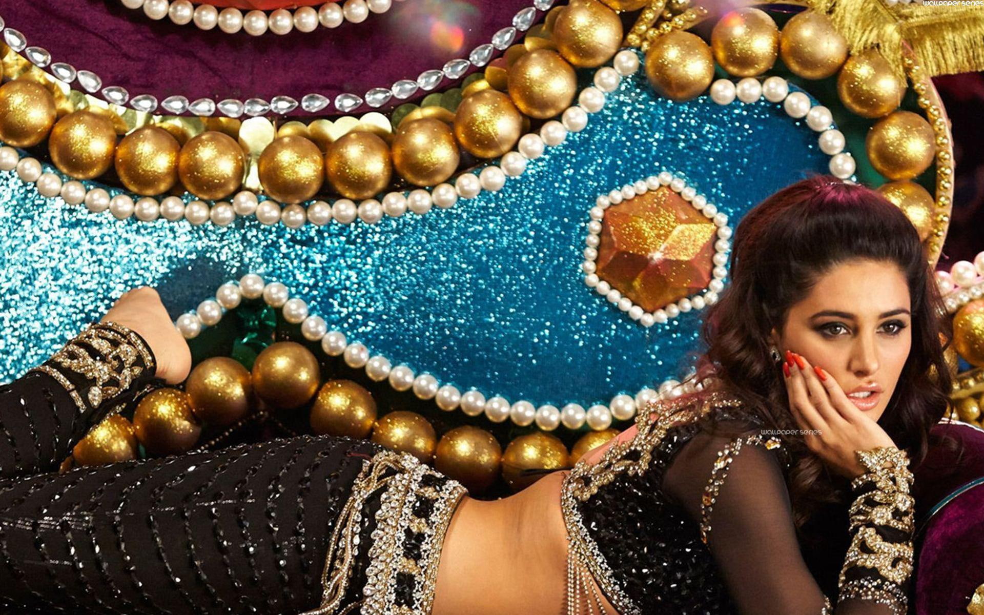 Nargis Fakhri Hd, Sitting, Photoshoot - Nargis Fakhri Hot N Sexy Ass , HD Wallpaper & Backgrounds