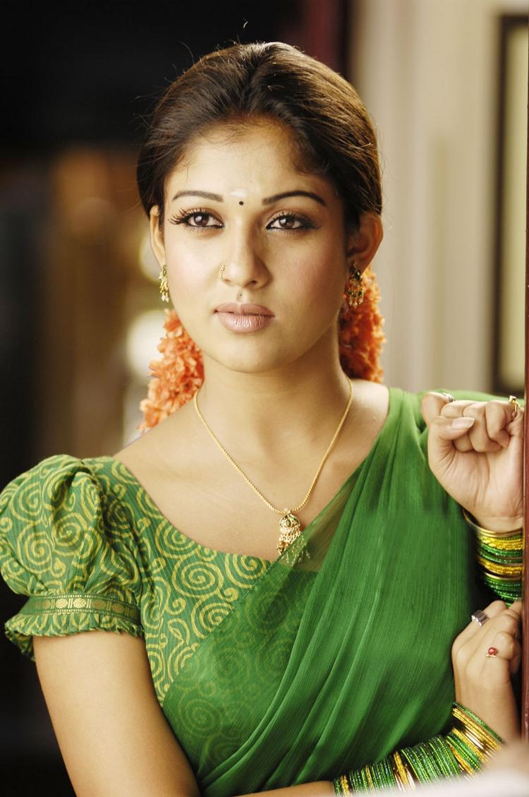Nayanthara Hot Pose In Green Color Saree - South Indian , HD Wallpaper & Backgrounds