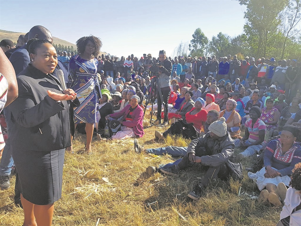 Suppliedmec Nomusa Dube-ncube Addresses The Community - Crowd , HD Wallpaper & Backgrounds