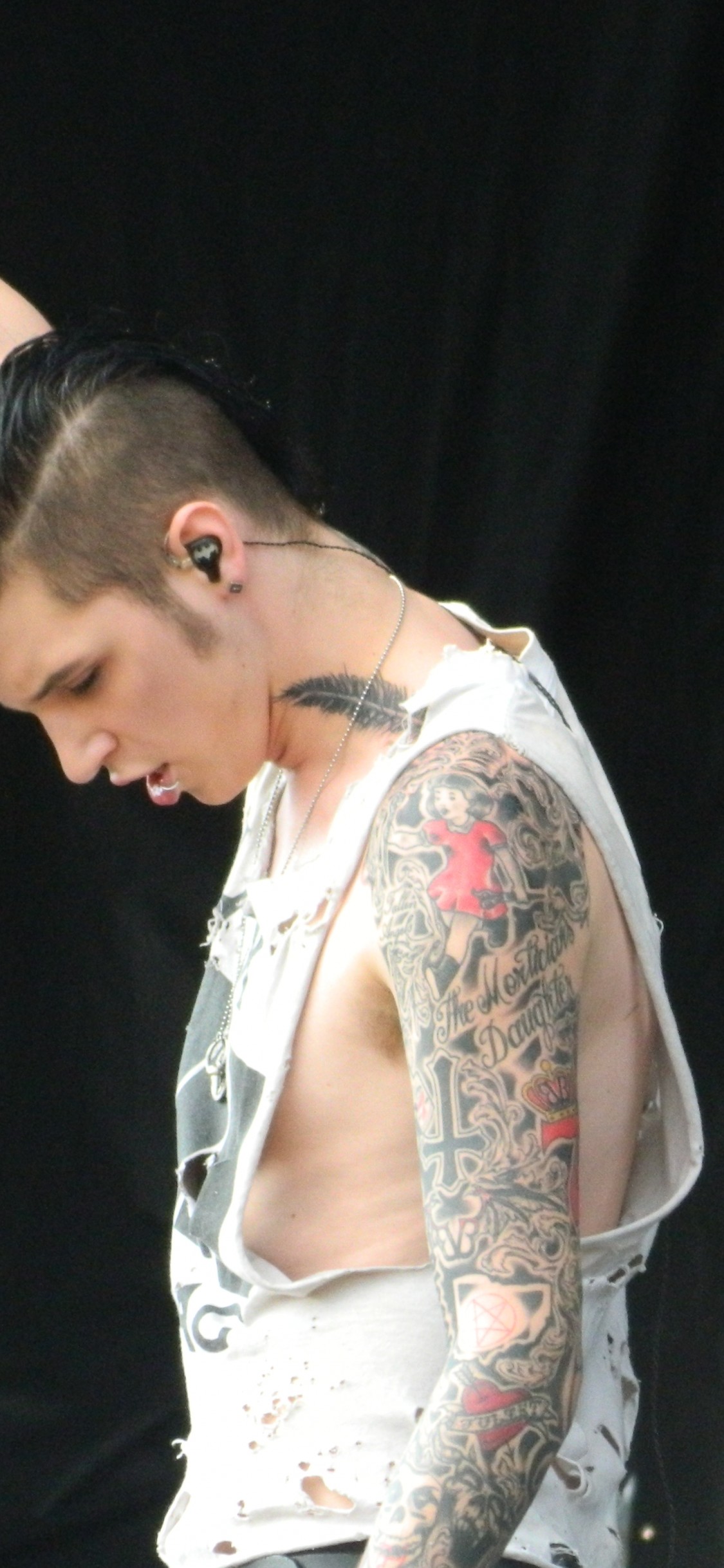 Download Andy Biersack Feather Tattoo, Andy Biersack - Tattoo , HD Wallpaper & Backgrounds