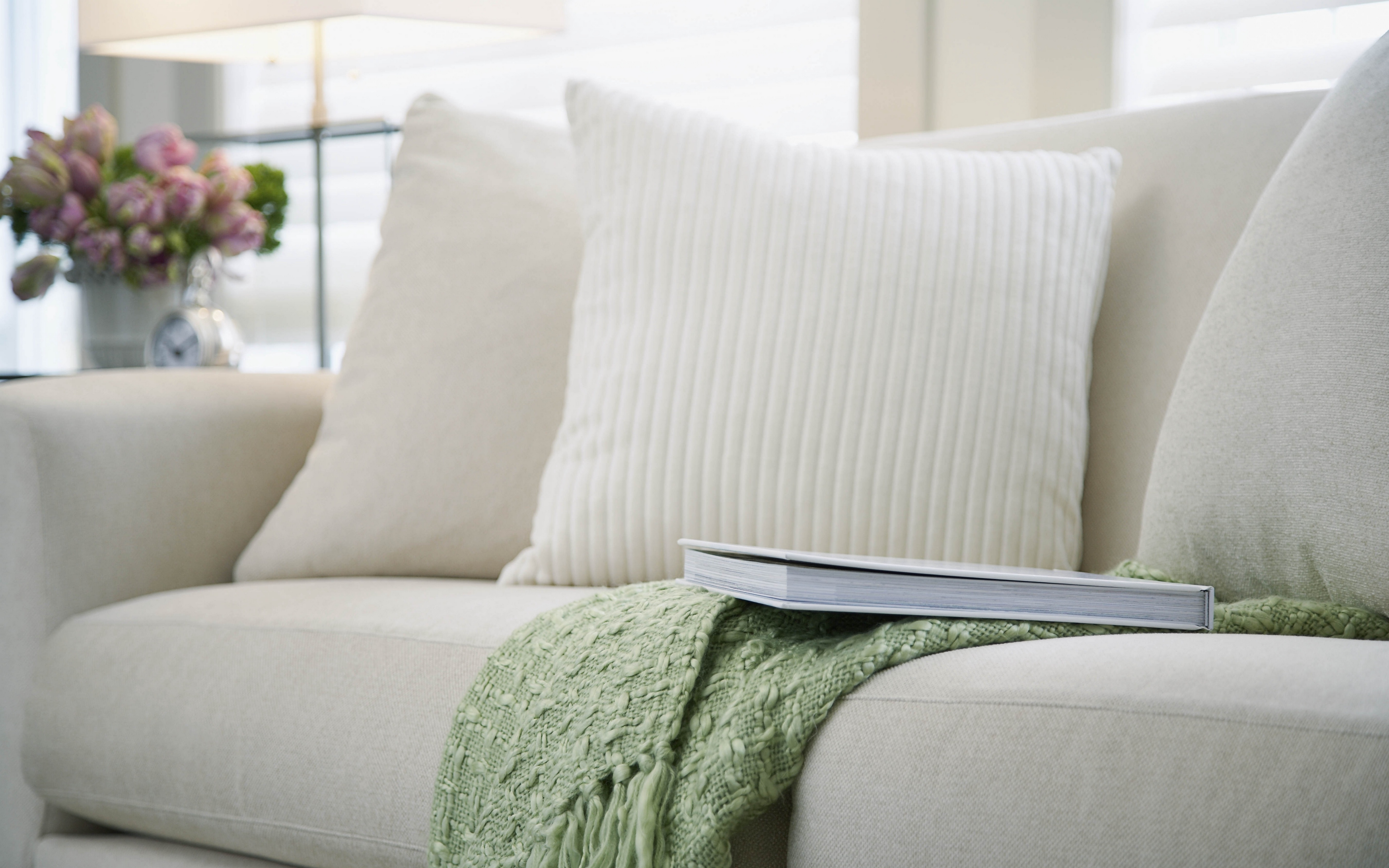 Wallpaper Sofa, Pillows, Living Room - Pillows Hd , HD Wallpaper & Backgrounds