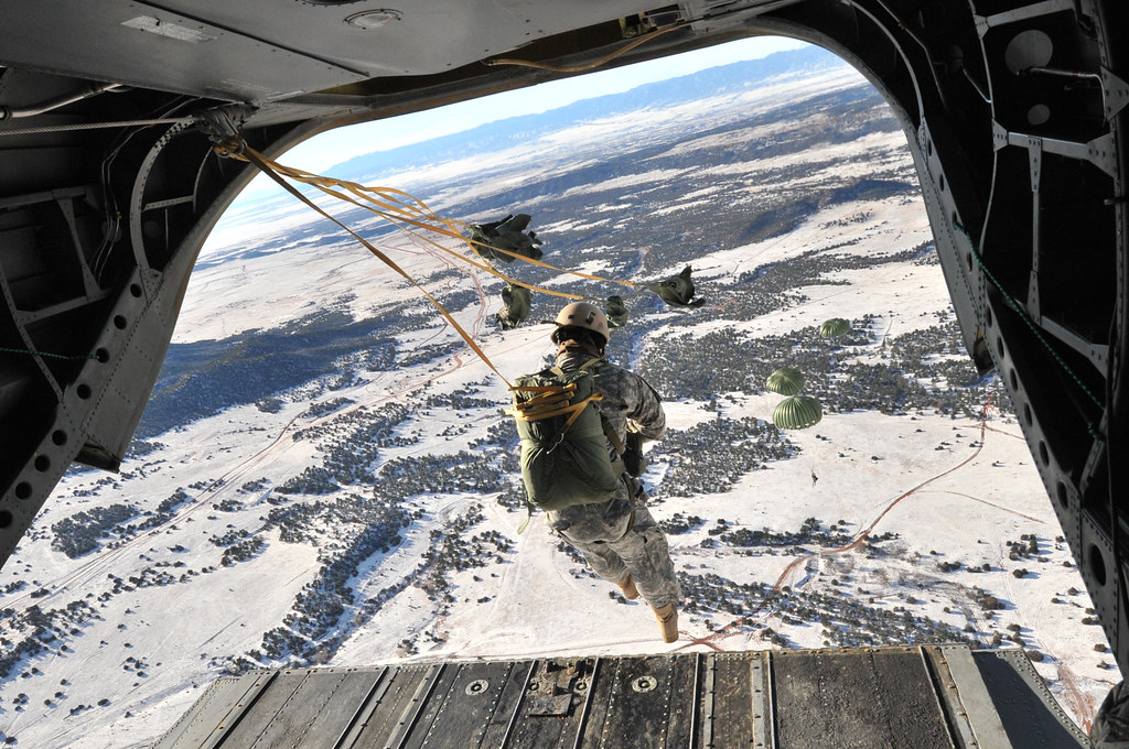 Paratroopers Jump Toward Snow-covered Terrain - Us Army Airborne Jump , HD Wallpaper & Backgrounds