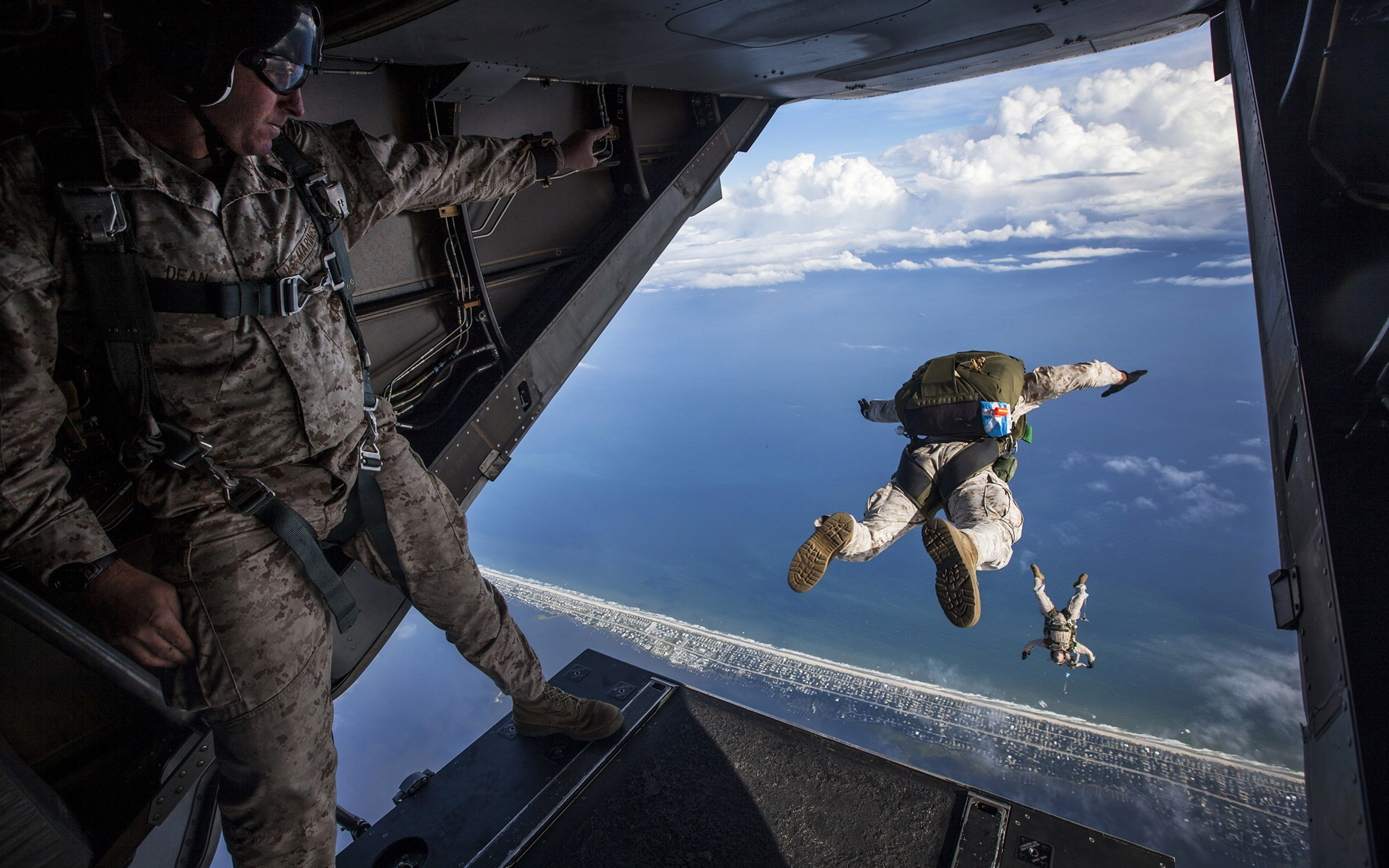 Parachute Air Force Jumping From Plane 4k Wallpaper - Air Force Wallpaper 4k , HD Wallpaper & Backgrounds