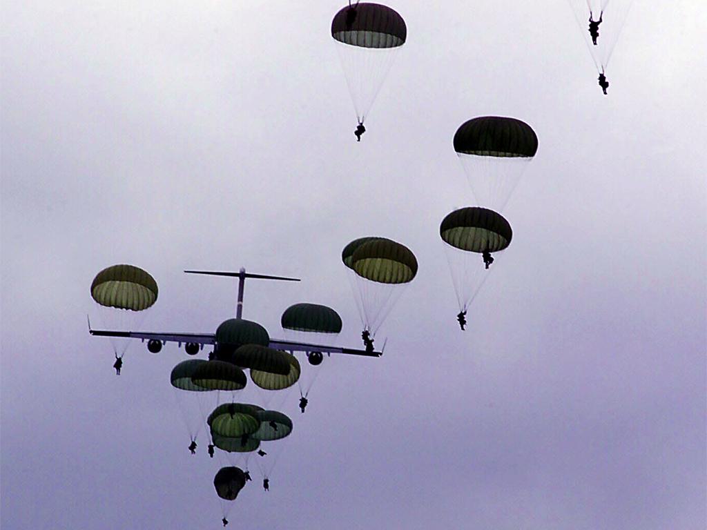 Paratroopers Drop From C-17 Globemaster Wallpaper - Us Airborne Unit 501st , HD Wallpaper & Backgrounds