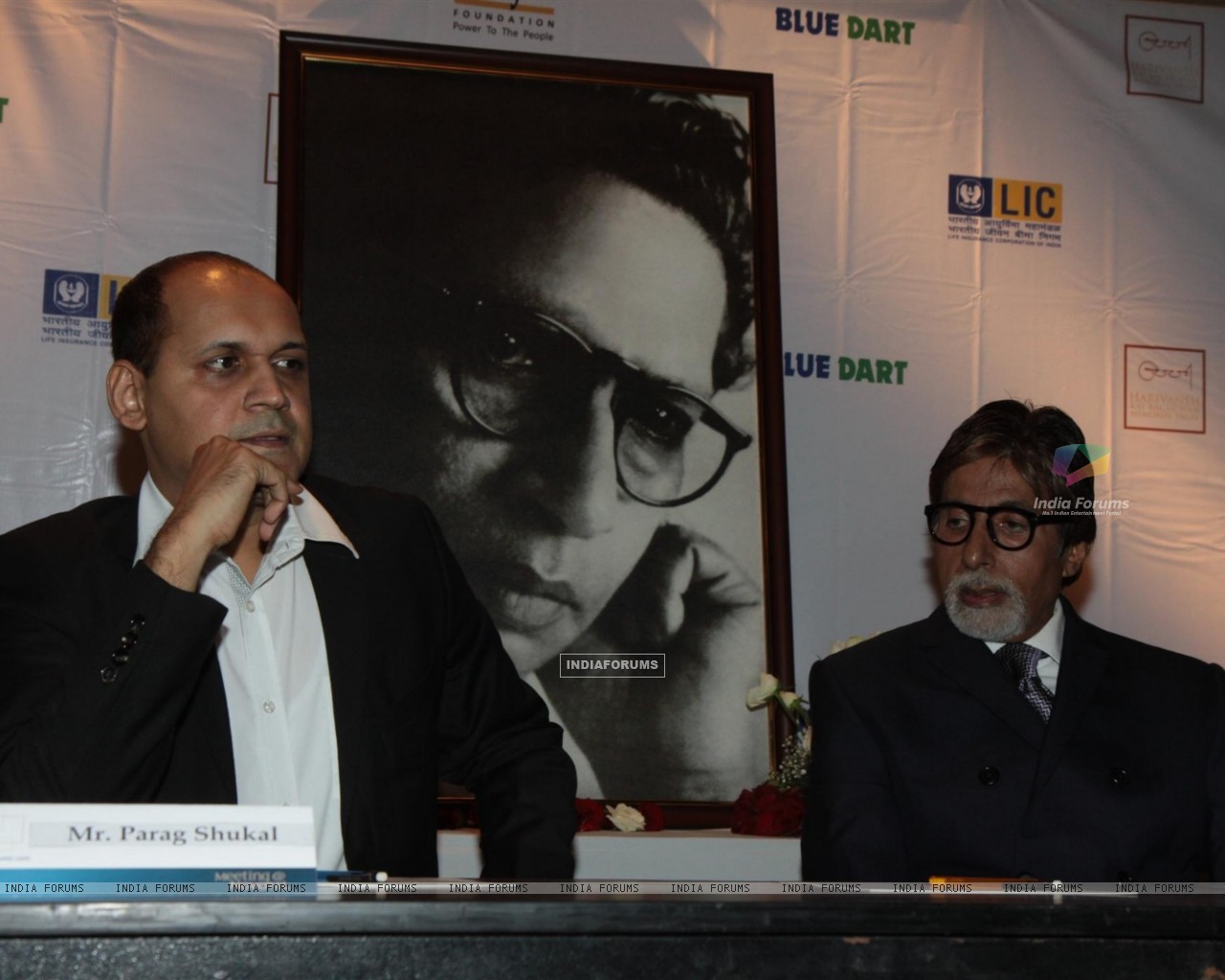 Amitabh Bachchan Launches The Lic Ujra Event Size - Harivansh Rai Bachchan , HD Wallpaper & Backgrounds